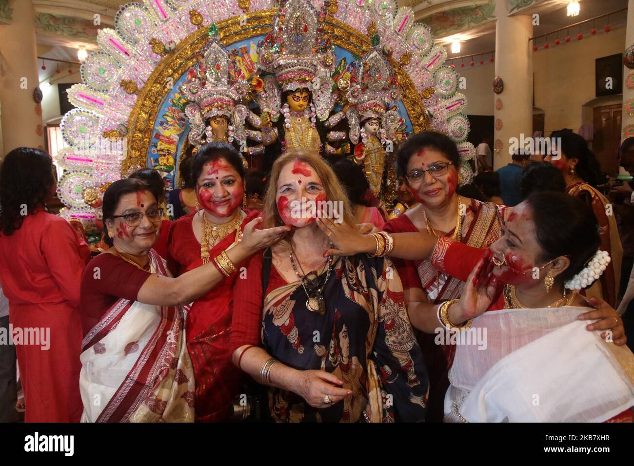 Ein Â foreganischer Tourist Â genießt traditionelle sindur Khala im North kalkata a Binedi House während des Durga Puja Festivals am 08,2019. Oktober in Kalkutta, Indien. (Foto von Debajyoti Chakraborty/NurPhoto) Stockfoto
