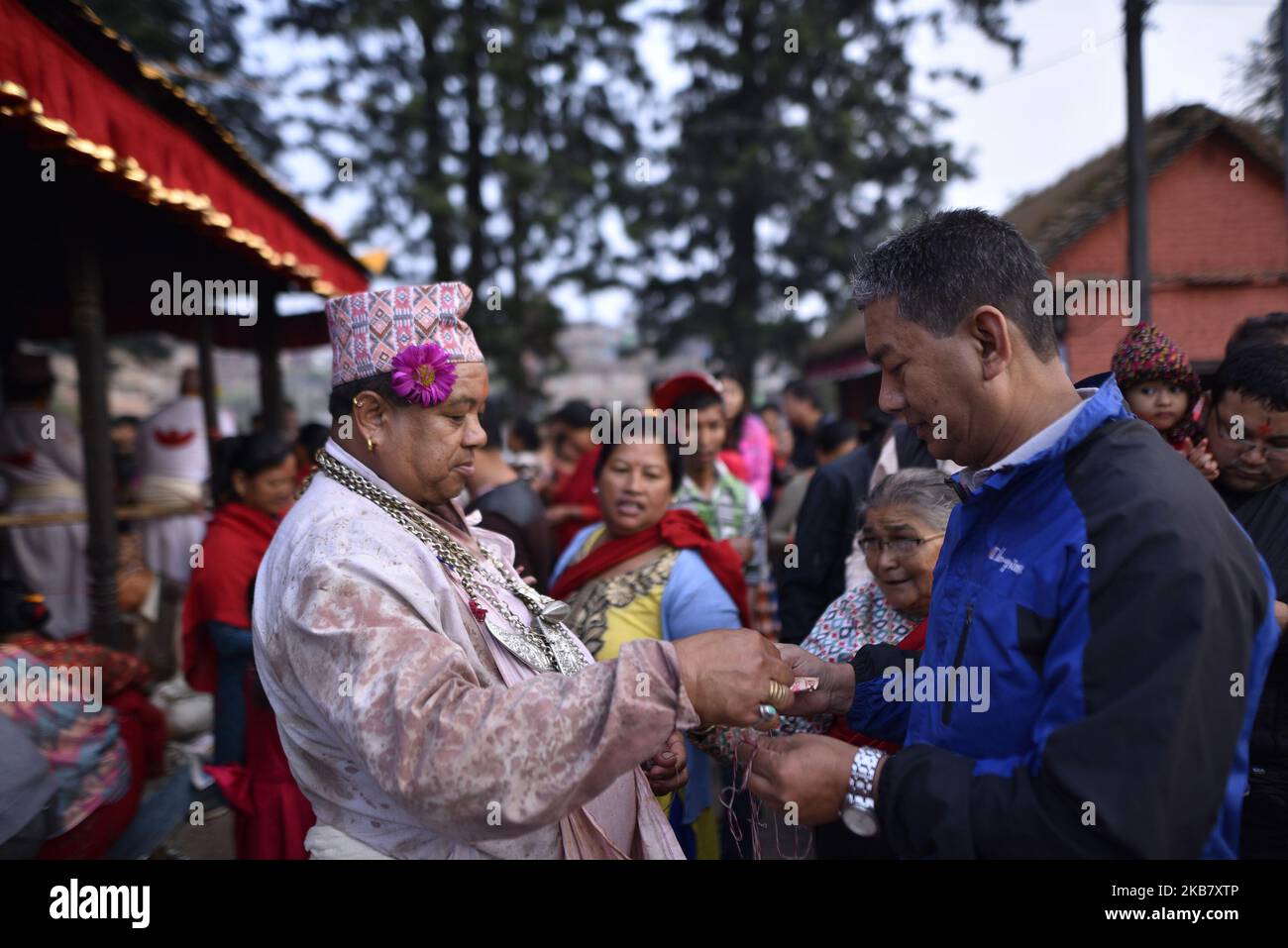 Ein nepalesischer Priester, der am Dienstag, den 08. Oktober 2019, am zehnten Tag des Dashain Durga Puja Festivals im Bramayani Tempel, Bhaktapur, Nepal, heilige Blumen anbietet. Dashain ist das vielversprechendste und größte gefeierte Fest in Nepal, das uralte Traditionen und die Hingabe der Nepalesen an die Göttin Durga widerspiegelt. (Foto von Narayan Maharjan/NurPhoto) Stockfoto