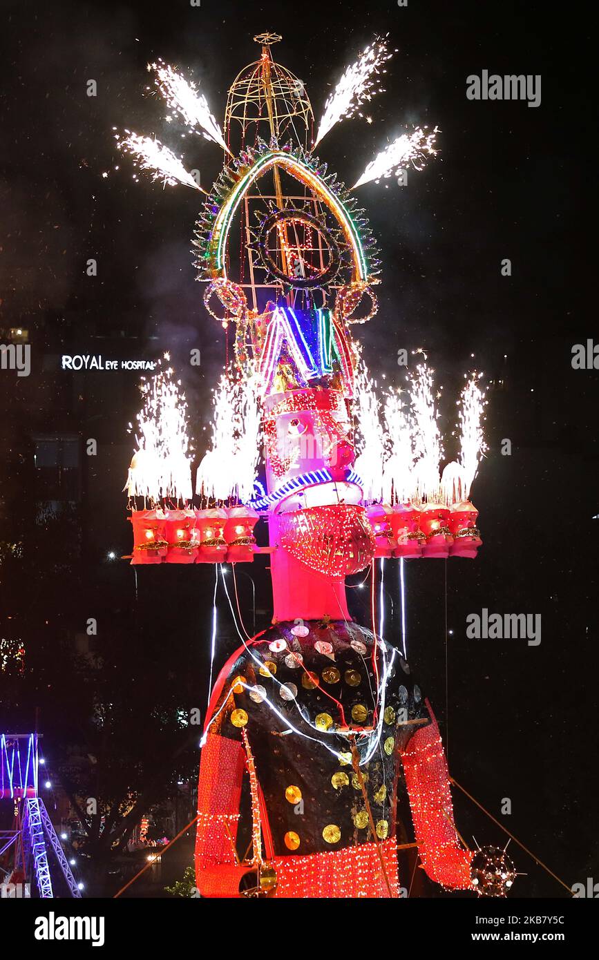 Ein Bildnis des Dämonenkönigs Ravana wird während des Dusshera-Festes in Jaipur, Rajasthan, Indien, Oktober 08,2019, in Brand gesetzt. Die Bildnis von Ravana, sein Sohn Megnath und sein Bruder Kumbhakaran werden am Abend auf dem hinduistischen Festival Dusshera verbrannt, das dem neuntägigen Festival von Navaratri folgt. Dusshera wird als der Sieg des mythologischen Hindu-Gottes Lord Rama über den bösen Dämonenkönig Ravana gefeiert. (Foto von Vishal Bhatnagar/NurPhoto) Stockfoto