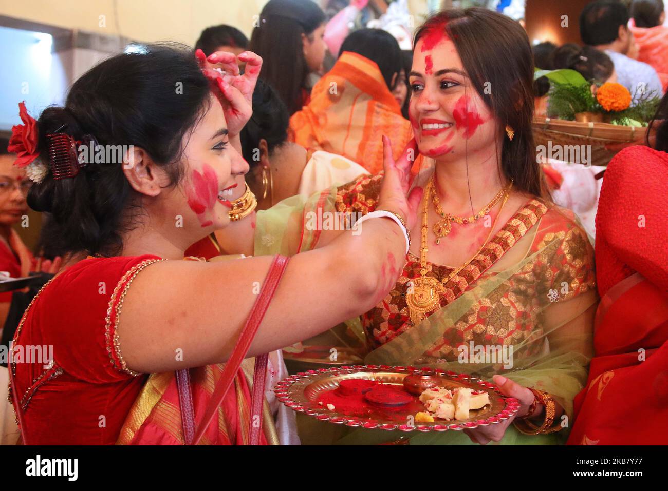 Bengalen Gemeinschaft heiratete Frauen während der Sindur Khela am letzten Tag des Durga Puja Festival anlässlich der Bijoya Dashami in Durga Bari in Jaipur, Rajasthan, Indien, Oktober 08,2019. Das fünftägige Durga Puja-Fest erinnert an die Erschießung des Dämonenkönigs Mahishasur durch die Göttin Durga, die den Triumph des Guten über das Böse markiert. (Foto von Vishal Bhatnagar/NurPhoto) (Foto von Vishal Bhatnagar/NurPhoto) Stockfoto