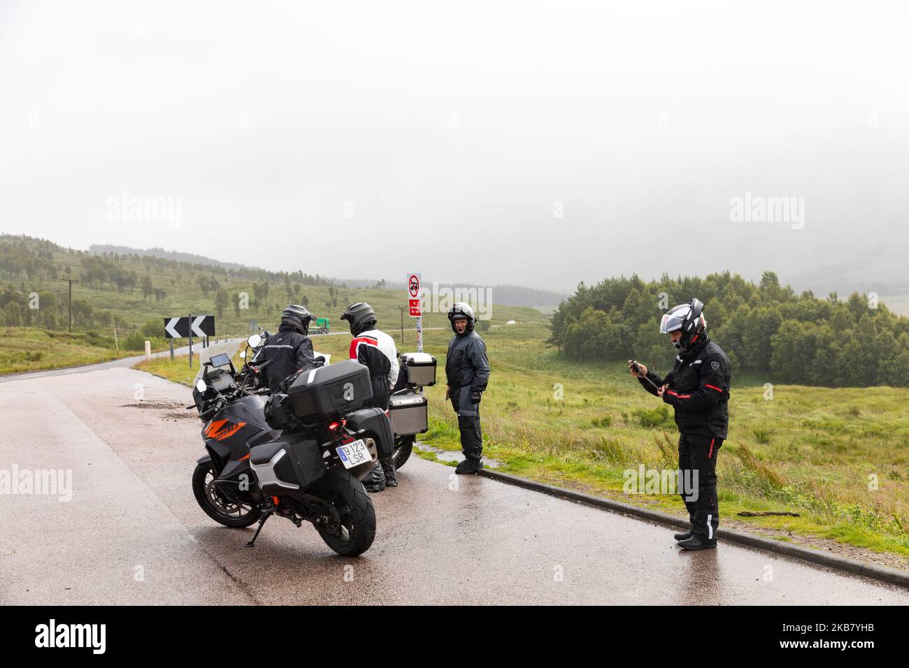 Motorradtour in Schottland Gruppe von europäischen Besuchern Tour auf BMW R1250GS Motorrädern, schottisches Hochland, Schottland, Großbritannien, nebliger Tag Stockfoto