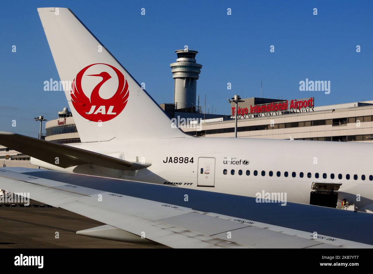 Die Flugzeuge der Japan Airlines Co. (JAL) stehen am Haneda Airport in Tokio, Japan, am 9. Oktober 2019. (Foto von Hitoshi Yamada/NurPhoto) Stockfoto