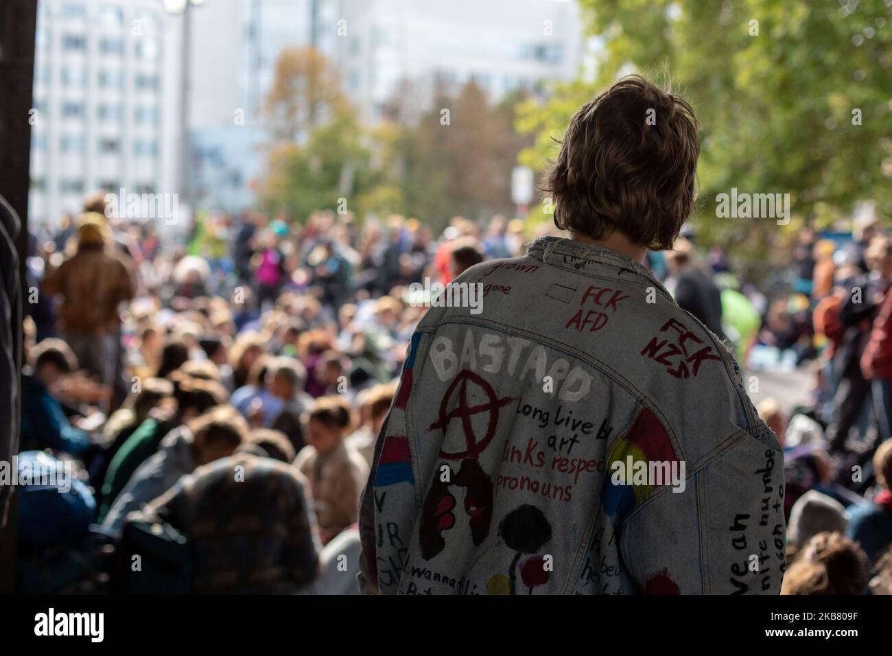 Seit drei Tagen blockieren die Aktivisten von Extinction Rebellion die Straßen in Berlin. Hunderte folgen dem Aufruf zur Besetzung der Berliner Siegessäule, des Potsdamer Platzes sowie der Brücken in der Innenstadt. Die Aktionen beschränken deutlich weniger Berliner, wie von der Bewegung erwartet. Bemerkenswert an diesen Protesten ist das friedliche Benehmen zwischen Polizei und Demonstranten - offensichtlich eine gut durchdachte Strategie des XR-Deeskalationsteams. Die Bewegung fordert „die sofortige Erklärung der klimatischen Notlage“, „drastische Maßnahmen zur Bekämpfung des Klimawandels“ und „echt“ Stockfoto