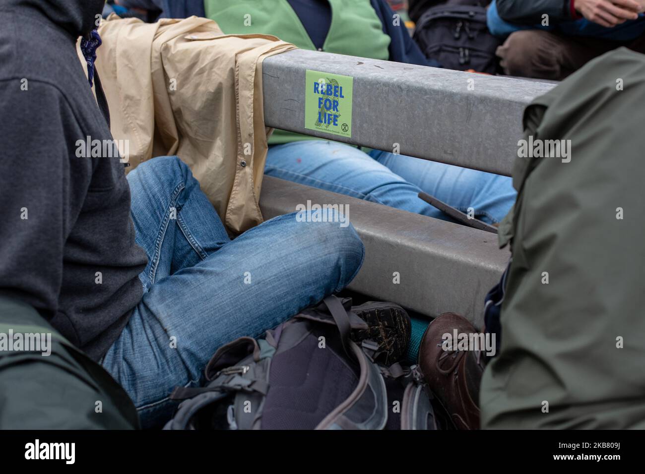 Seit drei Tagen blockieren die Aktivisten von Extinction Rebellion die Straßen in Berlin. Hunderte folgen dem Aufruf zur Besetzung der Berliner Siegessäule, des Potsdamer Platzes sowie der Brücken in der Innenstadt. Die Aktionen beschränken deutlich weniger Berliner, wie von der Bewegung erwartet. Bemerkenswert an diesen Protesten ist das friedliche Benehmen zwischen Polizei und Demonstranten - offensichtlich eine gut durchdachte Strategie des XR-Deeskalationsteams. Die Bewegung fordert „die sofortige Erklärung der klimatischen Notlage“, „drastische Maßnahmen zur Bekämpfung des Klimawandels“ und „echt“ Stockfoto
