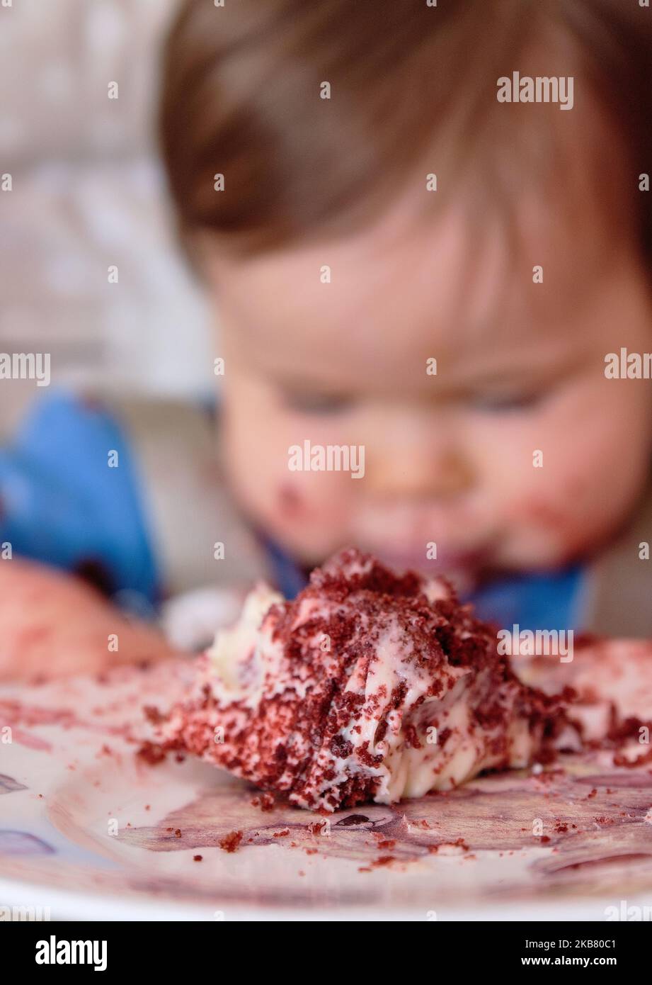 Erste Geburtstagsfeier und zum ersten Mal essen Kuchen für diesen kleinen Jungen Stockfoto