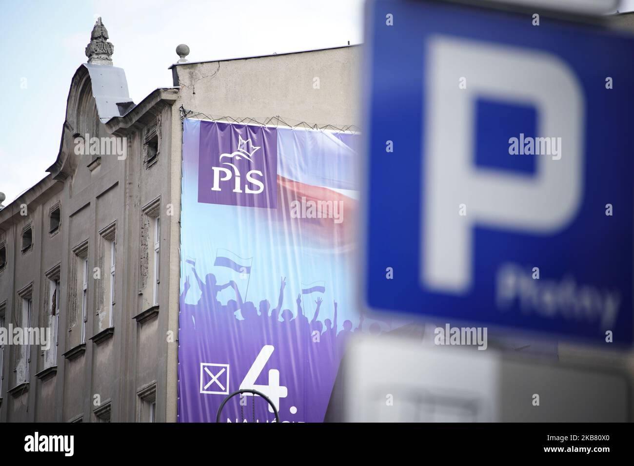 Ein Transparent, auf dem ein Kandidat für die regierende, konservative Parie „Recht und Gerechtigkeit“ in Bydgoszcz, Polen, am 7. Oktober 2019 angezeigt wird. Am Sonntag werden die Polen bei den Parlamentswahlen abstimmen. Die Partei des euroskpetischen Rechts und der Justischen Partei (PiS) wird voraussichtlich mit einem Vorsprung von fast 45 Prozent in den Meinungsumfragen gewinnen. Großzügige Sozialausgaben haben die Sorgen über einen demokratischen Rückfall vieler PiS-Wähler weitgehend überschattet, obwohl die Ergebnisse nicht in Stein gemeißelt sind. Wenn keine der Parteien eine absolute Mehrheit gewinnt, bedeutet dies, dass eine breitere Koalition gebildet werden muss. (Foto von Jaap Arriens/NurPhoto) Stockfoto