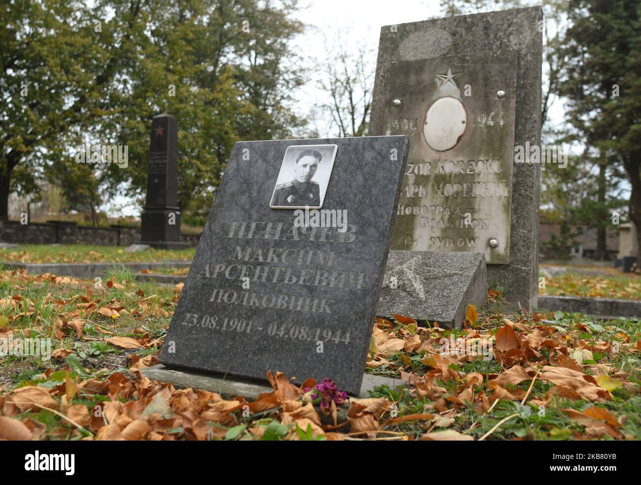 Eine Tafel, die dem Oberst Ignatiew Maxim Arcentevich gewidmet ist und an einem der 74 Gräber auf dem Friedhof der sowjetischen Roten Armee in Rzeszow zu sehen ist. Die Gedenkstätte enthält die Überreste von 2.224 sowjetischen Soldaten, die 1944 in Rzeszow und Umgebung gegen die Deutschen kämpften. Am Donnerstag, den 10. Oktober 2019, in Rzeszow, Polen. (Foto von Artur Widak/NurPhoto) Stockfoto