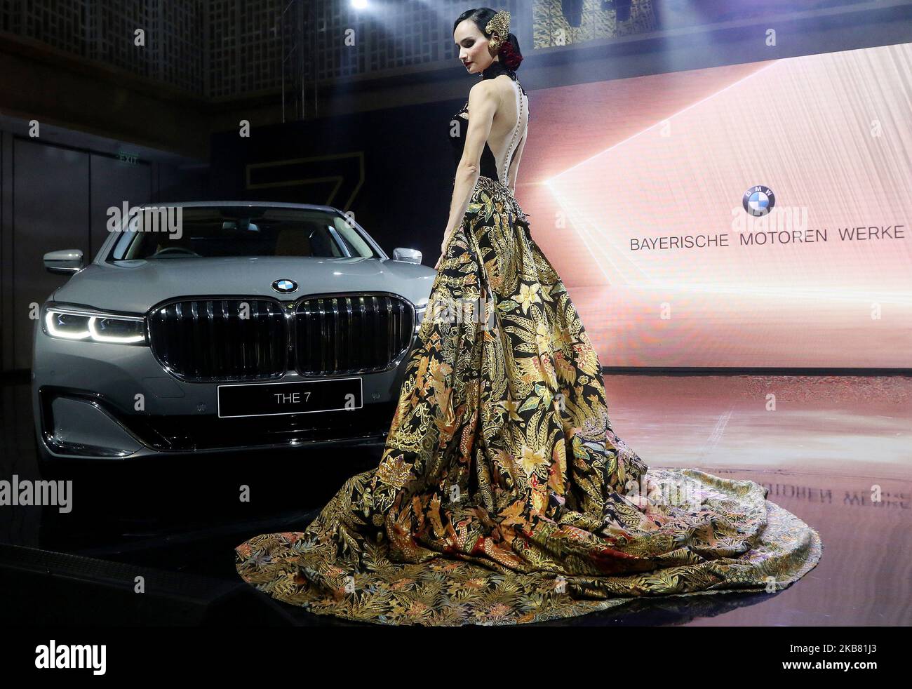 Die Modelle stehen bei der Vorstellung des BMW 7 Series Long Radstand im Oktober 10,2019 in Jakarta nahe dem neuen BMW 730Li M Sport. BMW Group Indonesia bringt den neuesten BMW 7 Serie mit langem Radstand auf den Markt, der in zwei Varianten angeboten wird: Dem neuen BMW 730Li Opulenz und dem neuen BMW 730Li M Sport. Die beiden in Indonesien vertriebenen BMW 7 Series-Varianten werden lokal im BMW Production Network 2, Gaya Motor, Sunter, Jakarta, zusammengestellt. (Foto von Dasril Roszandi/NurPhoto) Stockfoto