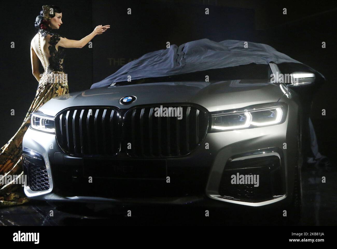 Die Modelle stehen bei der Vorstellung des BMW 7 Series Long Radstand im Oktober 10,2019 in Jakarta nahe dem neuen BMW 730Li M Sport. BMW Group Indonesia bringt den neuesten BMW 7 Serie mit langem Radstand auf den Markt, der in zwei Varianten angeboten wird: Dem neuen BMW 730Li Opulenz und dem neuen BMW 730Li M Sport. Die beiden in Indonesien vertriebenen BMW 7 Series-Varianten werden lokal im BMW Production Network 2, Gaya Motor, Sunter, Jakarta, zusammengestellt. (Foto von Dasril Roszandi/NurPhoto) Stockfoto