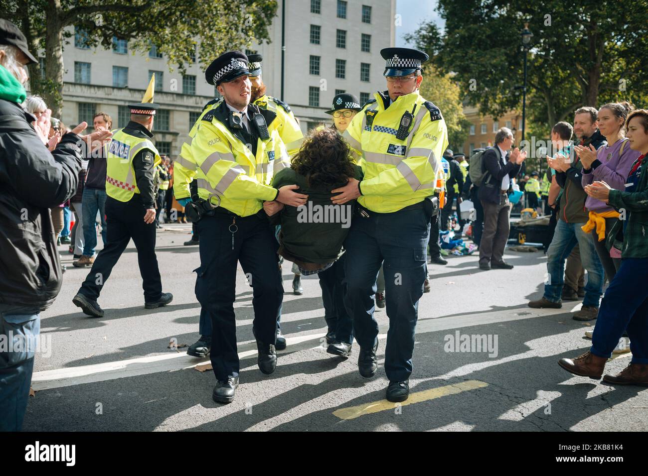 Extinction Rebellion Klimaproster wird von der Polizei in Whitehall in London, Großbritannien, am 9. Oktober 2019 verhaftet. Die globale Klimabewegung Extinction Rebellion kündigte weltweit ab dem 7. Oktober zwei Wochen lang Proteste und Blockaden zum Klimawandel an. (Foto von Maciek Musialek/NurPhoto) Stockfoto