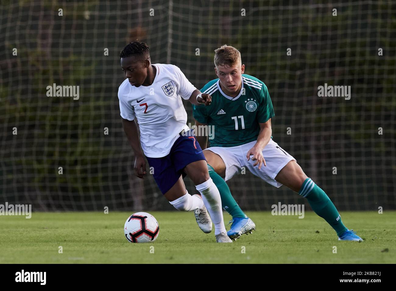 Karamoko Dembele (Celtic) aus England und Luca Netz (Hertha BSC) aus Deutschland kämpfen beim internationalen Freundschaftsspiel zwischen England U17 und Deutschland U17 in der Pinatar Arena am 10. Oktober 2019 in San Pedro del Pinatar, Spanien, um den Ball. (Foto von Jose Breton/Pics Action/NurPhoto) Stockfoto