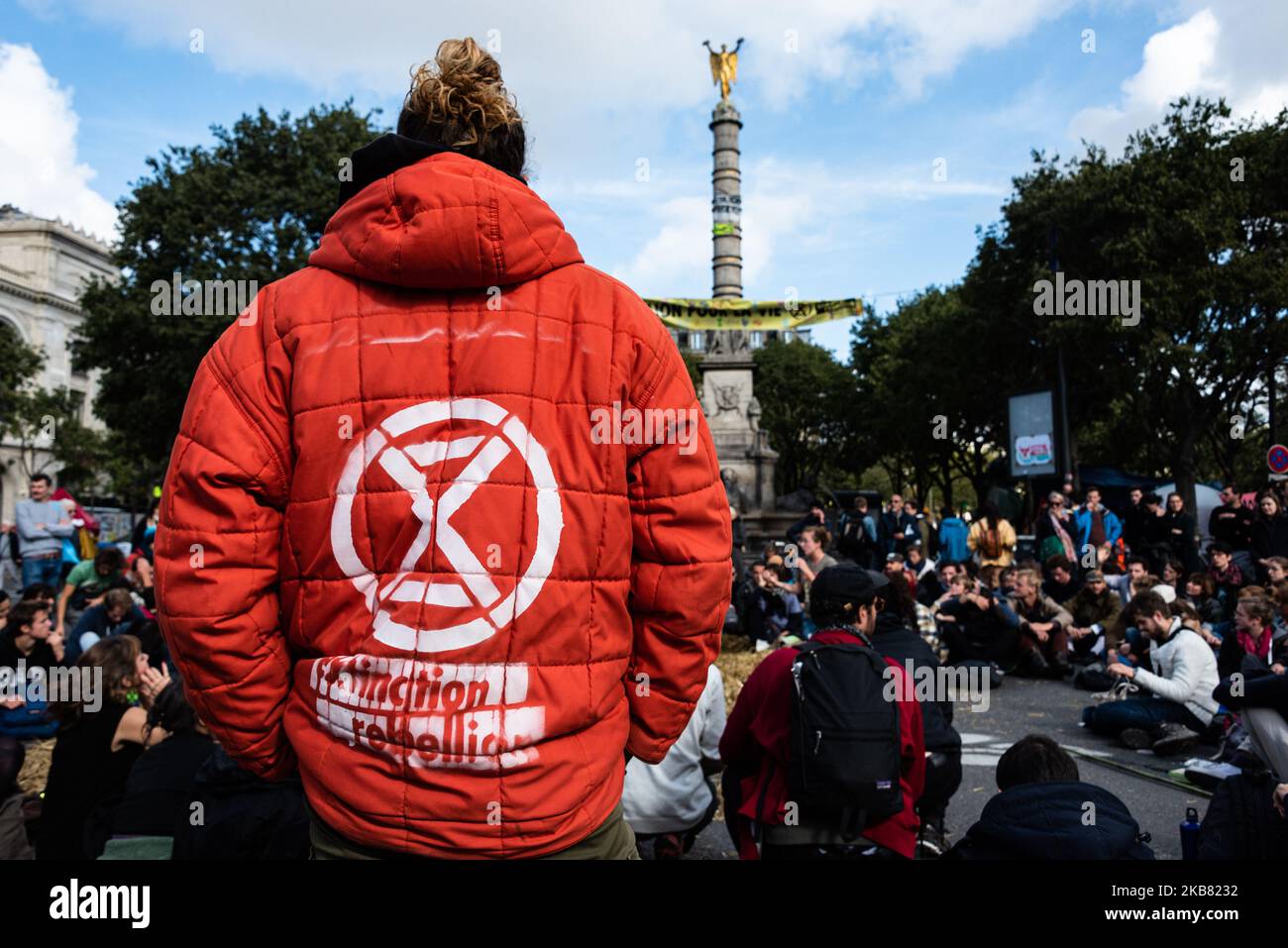 Aktivisten des Aussterbens von Rebellionen nehmen an einer Generalversammlung Teil, um die Aktionen zu definieren, die am Donnerstag, dem 10. Oktober 2019, Während Hunderte von Aktivisten der internationalen Bewegung Rebellion Extinction, die derzeit an einer globalen Bewegung zur Sensibilisierung für den Klimawandel teilnehmen, indem sie den Place du Chatelet und die Bridge au change in Paris besetzt haben, ihren vierten Tag der Besetzung dieser Orte begonnen haben. Aus diesem Anlass und angesichts der Untätigkeit der Regierungen erweiterten sie das Gebiet des provisorischen Lagers, indem sie auch die nahe gelegene Rue de Rivoli besetzten und damit Menschenhandel blockierten Stockfoto