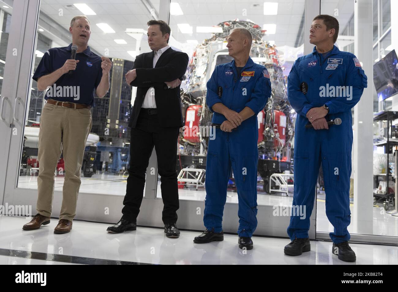 NASA-Administrator Jim Bridenstine, die NASA-Astronauten Bob Behnken, Doug Hurley und der Chefingenieur von SpaceX, Elon Musk, sprechen am 10. Oktober 2019 vor dem Reinraum von Crew Dragon im SpaceX-Hauptquartier in Hawthorne, Kalifornien, mit Medien. (Foto von Yichuan Cao/NurPhoto) Stockfoto