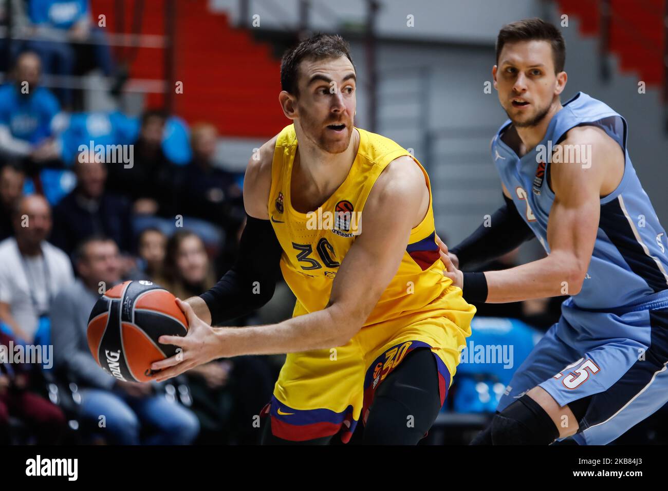 Victor Claver (L) aus Barcelona und Mateusz Ponitka von Zenit St. Petersburg im Einsatz während des Basketball-Spiels der Turkish Airlines EuroLeague 2019/2020 zwischen Zenit St. Petersburg und dem FC Barcelona in der Sibur Arena in Sankt Petersburg, Russland, am 11. Oktober 2019. (Foto von Mike Kireev/NurPhoto) Stockfoto