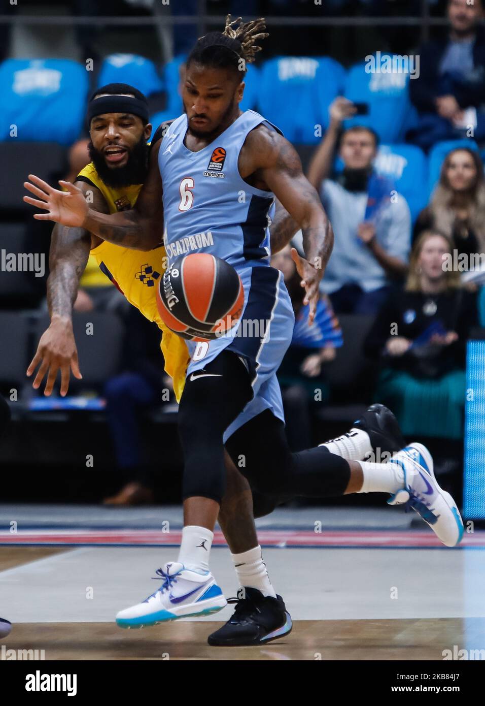 Andrew Albicy (R) von Zenit St. Petersburg und Malcolm Delaney von Barcelona wetteifern am 11. Oktober 2019 in der Sibur Arena in Sankt Petersburg, Russland, um den Ball beim Basketball-Spiel der Turkish Airlines EuroLeague 2019/2020 zwischen Zenit St. Petersburg und dem FC Barcelona. (Foto von Mike Kireev/NurPhoto) Stockfoto