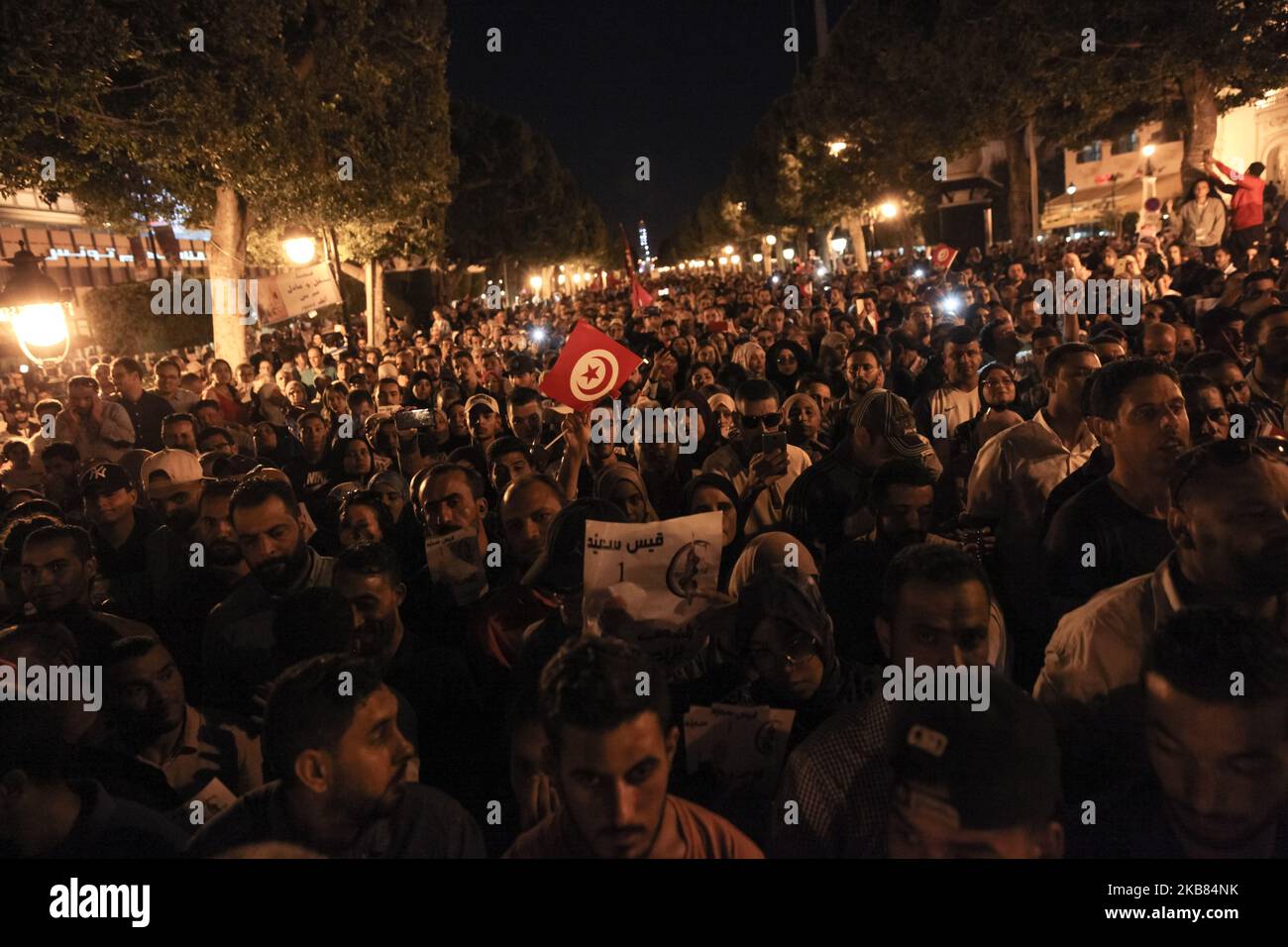 Hunderte von Anhängern heben die Flagge Tunesiens auf, als sie an einer Wahlkundgebung teilnehmen, die am 11. Oktober 2019 in der Hauptstadt Tunis auf der Avenue Habib Bourguiba zur Unterstützung von Kais Saied, dem Professor für Verfassungsrecht und Präsidentschaftskandidat für die zweite Runde der tunesischen Präsidentschaftswahlen, stattfand. Vor der Wahl beginnt das Schweigen um Mitternacht. Die Stichwahl ist für den 13. Oktober festgelegt. (Foto von Chedly Ben Ibrahim/NurPhoto) Stockfoto