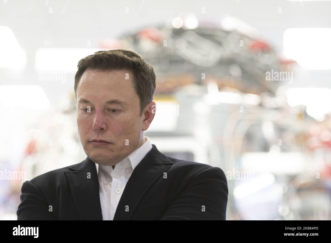 Der Chefingenieur von SpaceX, Elon Musk, spricht am 10. Oktober 2019 vor dem Reinraum von Crew Dragon am Hauptsitz von SpaceX in Hawthorne, Kalifornien. (Foto von Yichuan Cao/NurPhoto) Stockfoto
