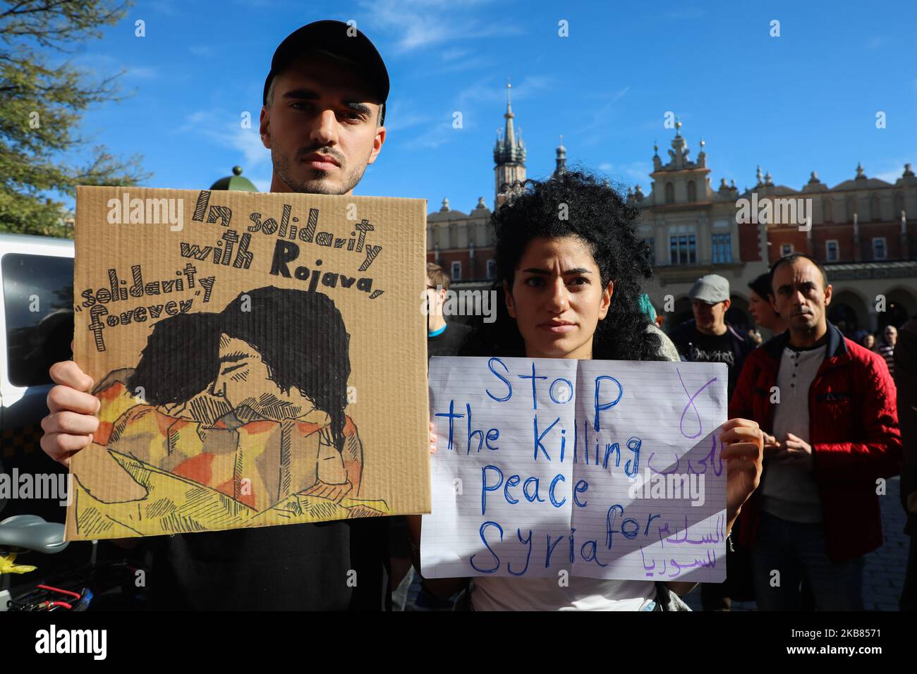 Während eines Protestes gegen türkische Militäroperationen in Rojava bekunden Anhänger ihre Solidarität mit dem kurdischen Volk. Krakau, Polen am 12. Oktober 2019. (Foto von Beata Zawrzel/NurPhoto) Stockfoto