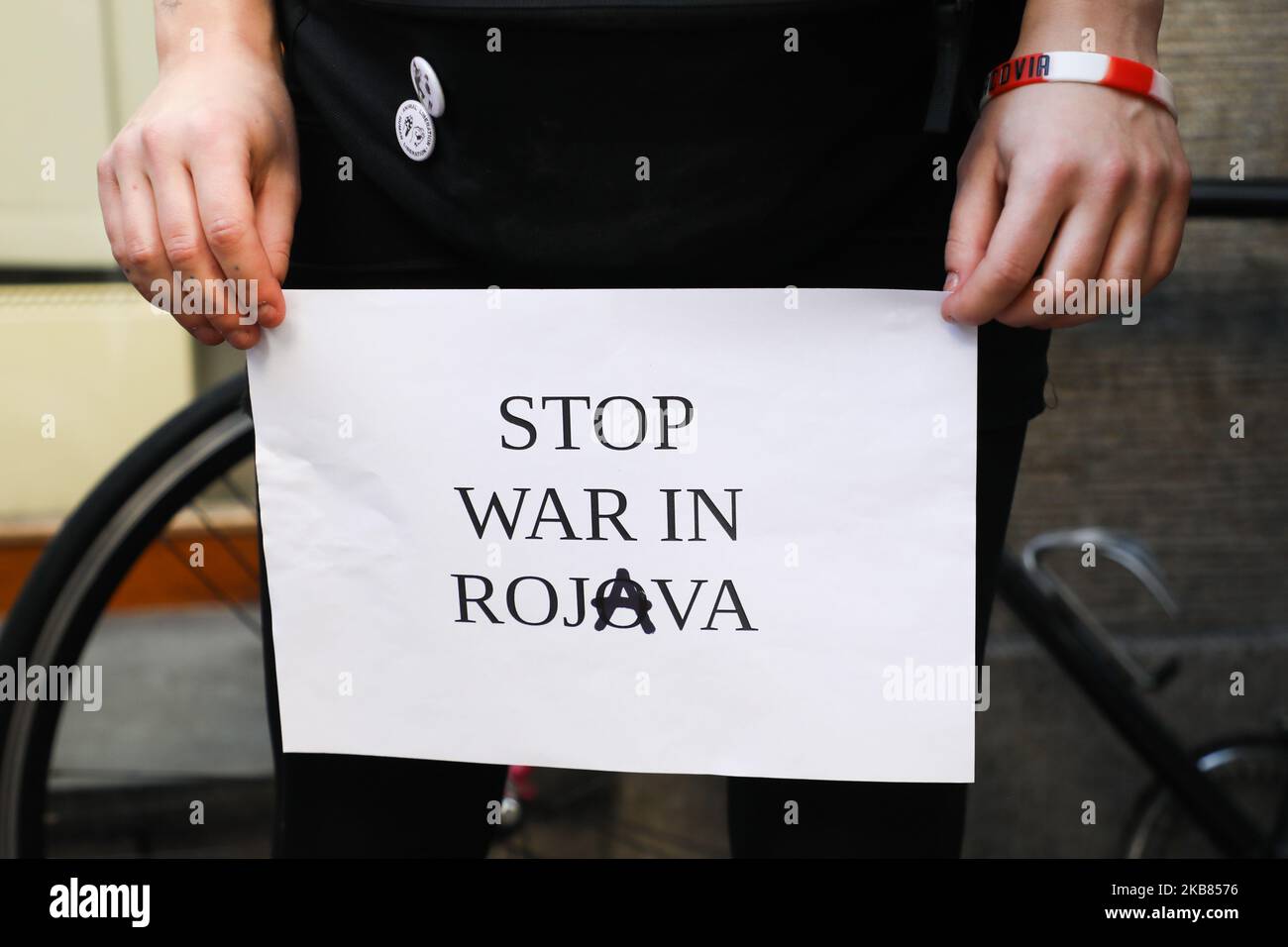 Während eines Protestes gegen türkische Militäroperationen in Rojava bekunden Anhänger ihre Solidarität mit dem kurdischen Volk. Krakau, Polen am 12. Oktober 2019. (Foto von Beata Zawrzel/NurPhoto) Stockfoto