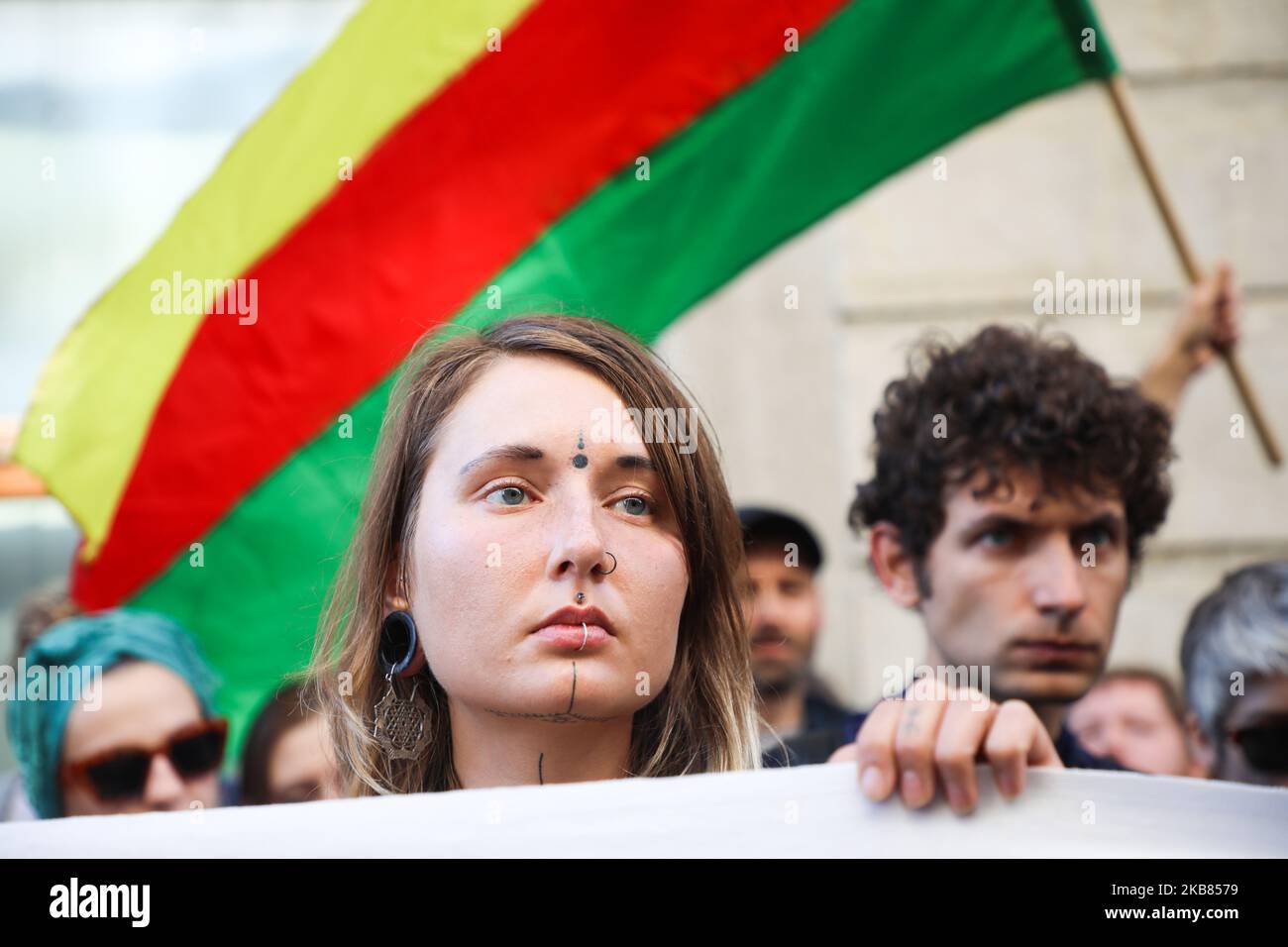 Während eines Protestes gegen türkische Militäroperationen in Rojava bekunden Anhänger ihre Solidarität mit dem kurdischen Volk. Krakau, Polen am 12. Oktober 2019. (Foto von Beata Zawrzel/NurPhoto) Stockfoto