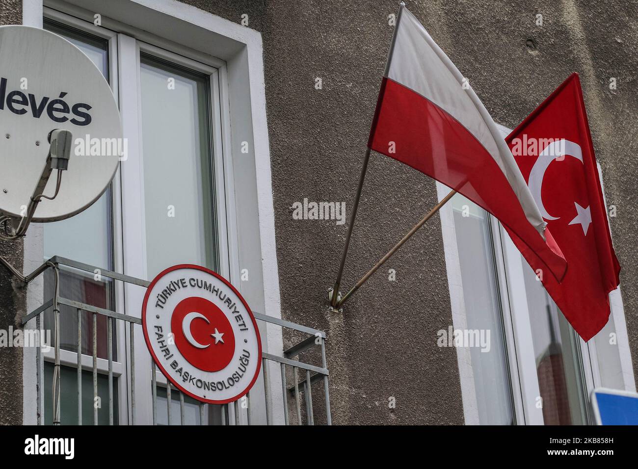 In Danzig, Polen, sind Flaggen von Polen und der Türkei auf dem türkischen Konsulat zu sehen am 12. Oktober 2019 protestieren Menschen gegen die militärische Invasion der Türkei in Syrien. (Foto von Michal Fludra/NurPhoto) Stockfoto