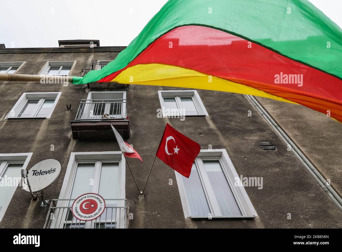 Demonstranten mit kurdischer Flagge (Flagge der PYD für Rojava) vor dem türkischen Konsulat in Danzig, Polen am 12. Oktober 2019 protestieren Menschen gegen die militärische Invasion der Türkei in Syrien. (Foto von Michal Fludra/NurPhoto) Stockfoto
