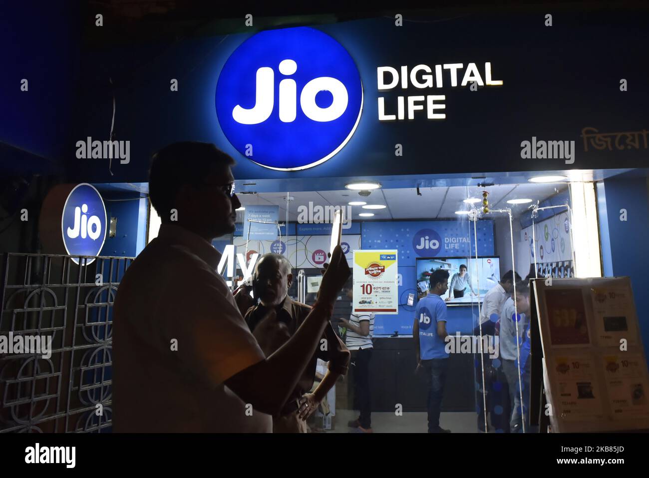 Reliance Jio Store in Kalkutta, Indien, 12. Oktober 2019. Reliance Jio hat ein neues Angebot erstellt, in dem es ihnen laut indischem Medienbericht 30 Minuten kostenlose IUC (Interconnect Usage Charge) Sprechzeit anbietet. (Foto von Indranil Aditya/NurPhoto) Stockfoto
