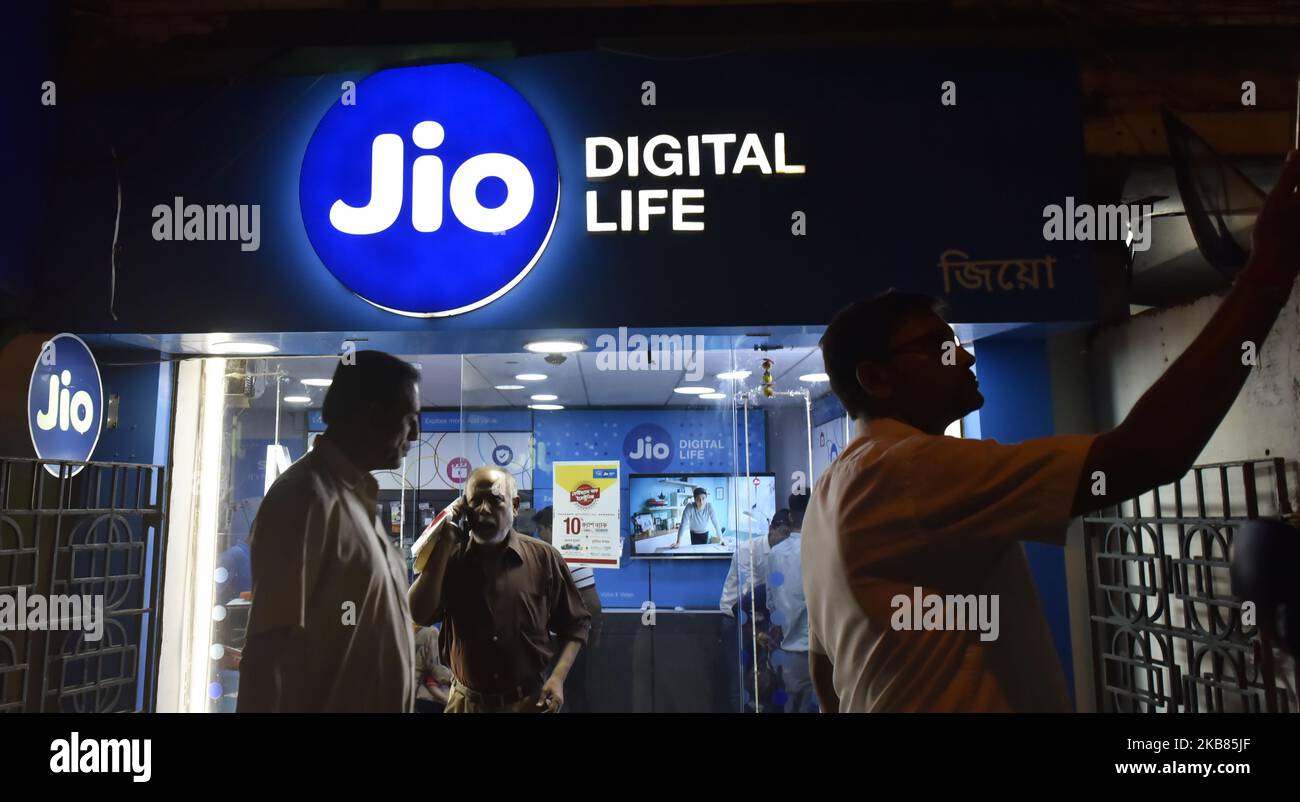 Reliance Jio Store in Kalkutta, Indien, 12. Oktober 2019. Reliance Jio hat ein neues Angebot erstellt, in dem es ihnen laut indischem Medienbericht 30 Minuten kostenlose IUC (Interconnect Usage Charge) Sprechzeit anbietet. (Foto von Indranil Aditya/NurPhoto) Stockfoto