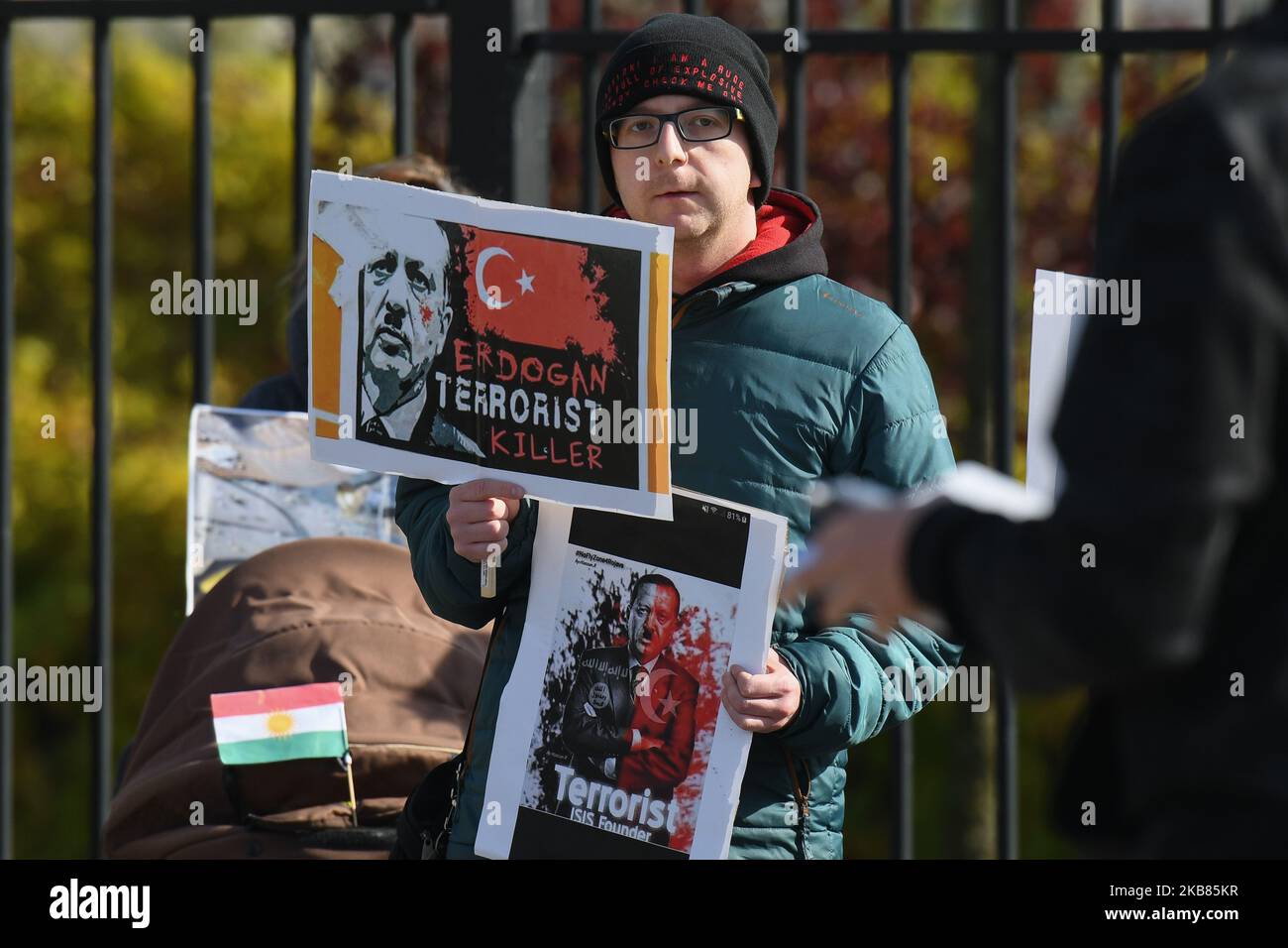 Kurdische Aktivisten und ihre Anhänger während des Protestes 'Rzeszow - Rojawa - eine gemeinsame Sache!' Gegen die türkische Invasion Syriens-Kurdistans, die im Stadtzentrum von Rzeszow vor dem Revolutionary Act Monument organisiert wurde. Am Samstag, den 12. Oktober 2019, in Rzeszow, Woiwodschaft Podkarpackie, Polen. (Foto von Artur Widak/NurPhoto) Stockfoto