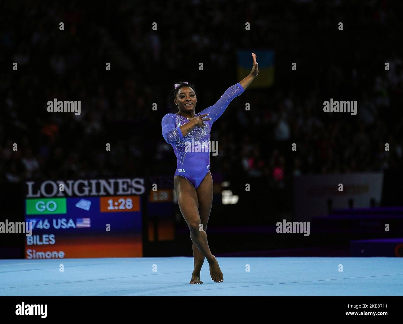 Simone Biles aus den Vereinigten Staaten von Amerika gewinnt die Bodenübung für Frauen bei den FIG-Weltmeisterschaften 49. in der Hanns Martin Schleyer Halle in Stuttgart am 13. Oktober 2019. (Foto von Ulrik Pedersen/NurPhoto) Stockfoto