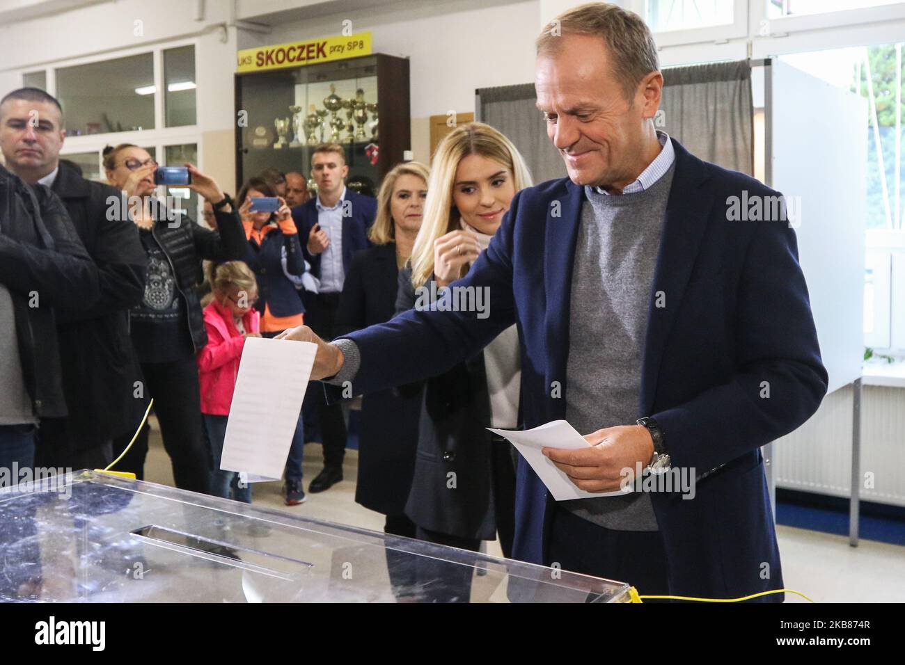 Präsident des Europäischen Rates Donald Tusk bei den polnischen Parlamentswahlen wird am 13. Oktober 2019 in Sopot, Polen, gewählt Tusk mit seiner Frau Malgorzta und Tochter Katarzyna Tusk. (Foto von Michal Fludra/NurPhoto) Stockfoto