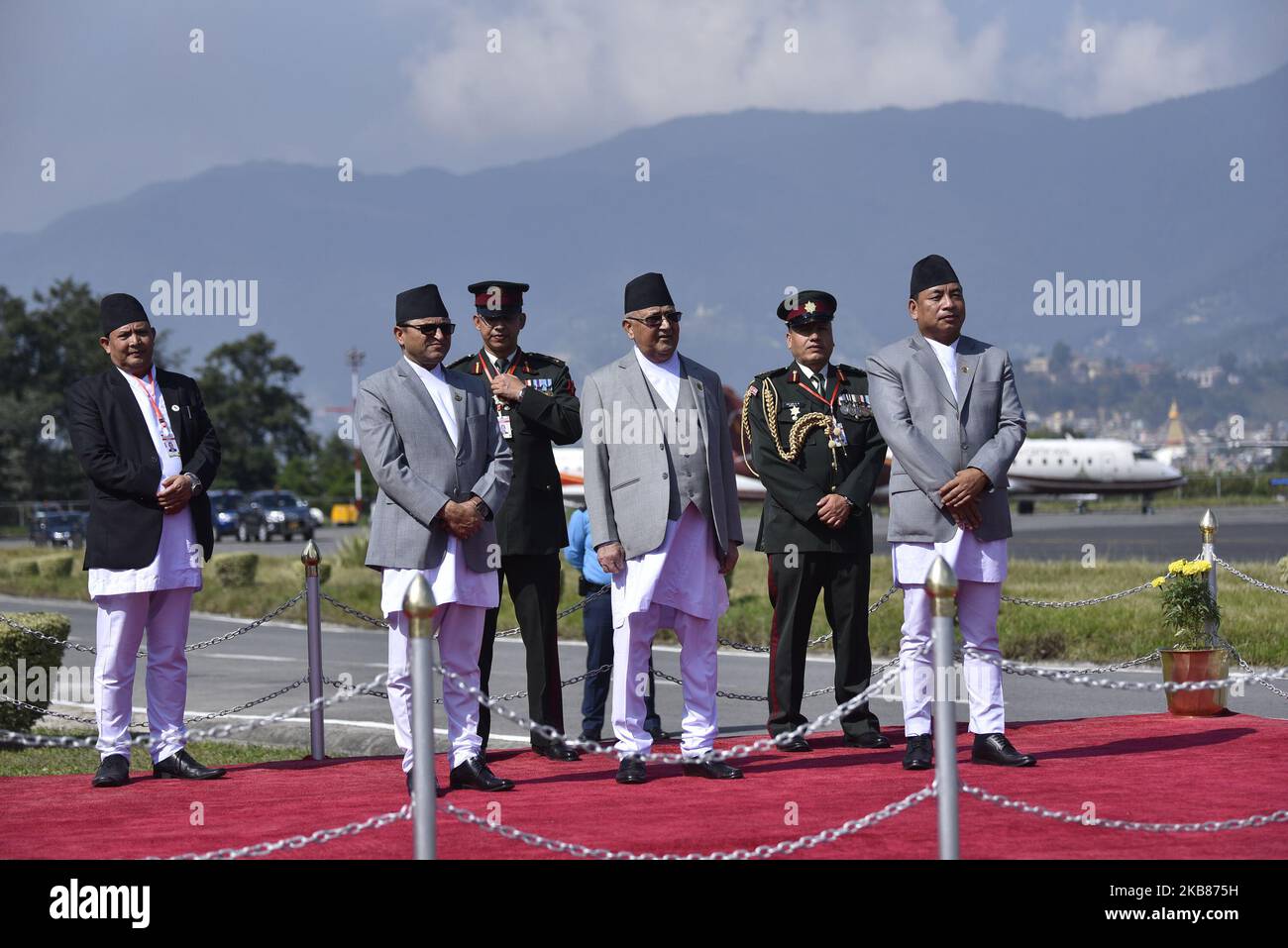 (L-R) der Vorsitzende der Nationalversammlung Ganesh Prasad Timilsina, der Premierminister KP Sharma Oli und die Vizepräsidentin Nepals Nanda Kishor Pun kommen, um den chinesischen Präsidenten, der nach dem zweitägigen Staatsbesuch Nepals am Sonntag, dem 13. Oktober 2019, nach Hause zurückkehrt, zu verabschieden. (Foto von Narayan Maharjan/NurPhoto) Stockfoto