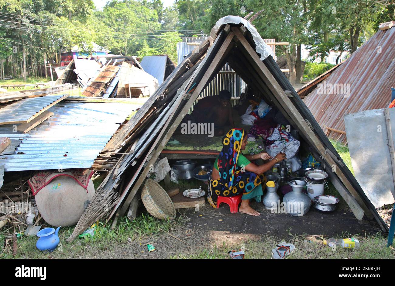 Eine Familie nimmt auf dem Spielplatz der Daulatdia Model High School Schutz, nachdem sie am 12. Oktober 2019 nach einer einwöchigen Überschwemmung Häuser bei der Erosion des Flusses Padma in Goalanda in Rajshahi, Bangladesch, verloren hat. Mindestens 350 Gehöfte und 500 Hektar Ackerland in Daulatdia und Debagram Union in Goalunda in Rajbari wurden in den letzten Tagen vom Fluss Padma verschlungen. Die Einheimischen behaupteten, dass noch keine wirksamen Maßnahmen zur Eindachung der Erosion getroffen werden mussten. (Foto von Sony Ramany/NurPhoto) Stockfoto