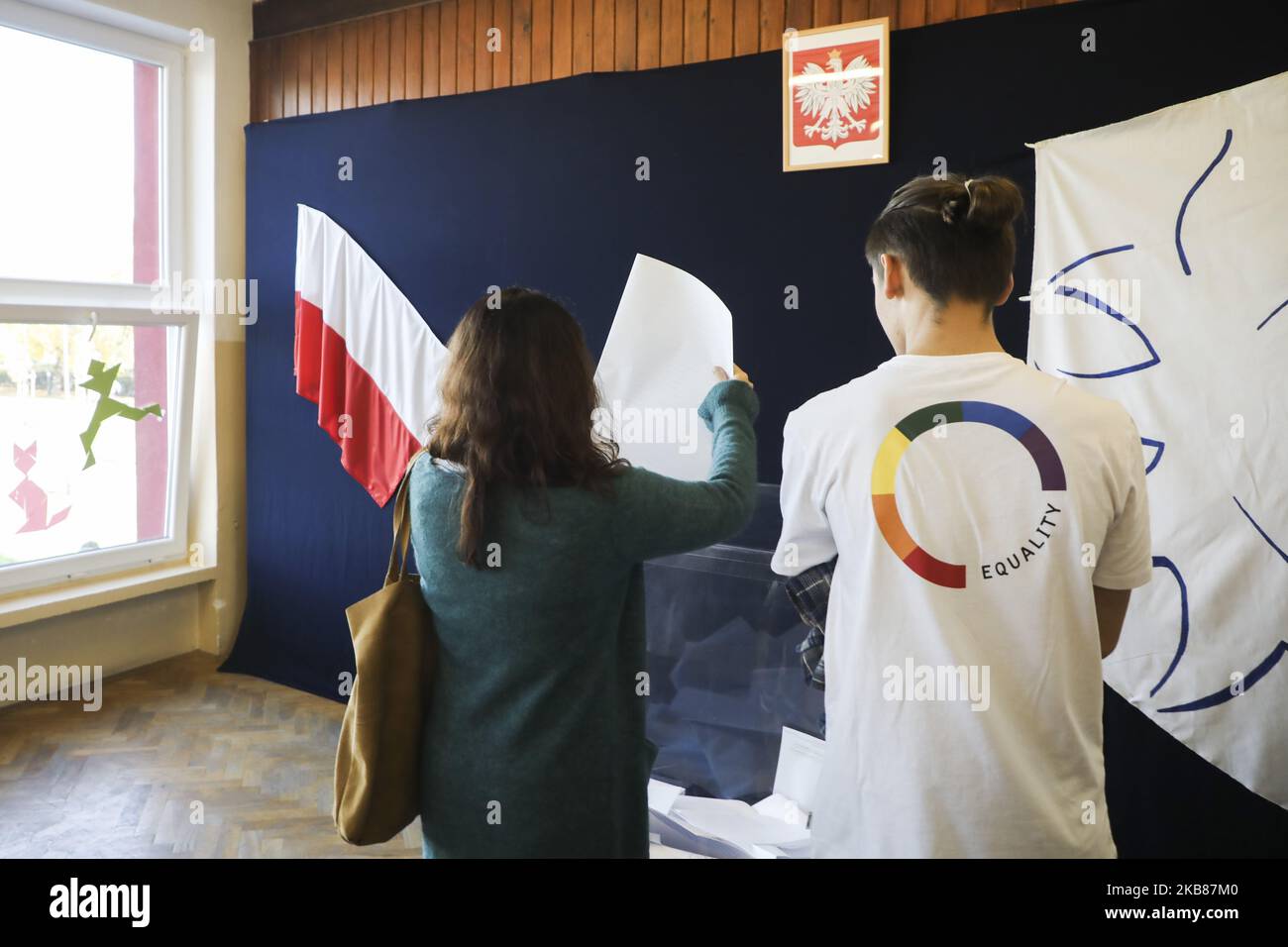 Junge Menschen stimmen bei den Parlamentswahlen am 13. Oktober 2019 in Krakau, Polen (Foto: Beata Zawrzel/NurPhoto) Stockfoto