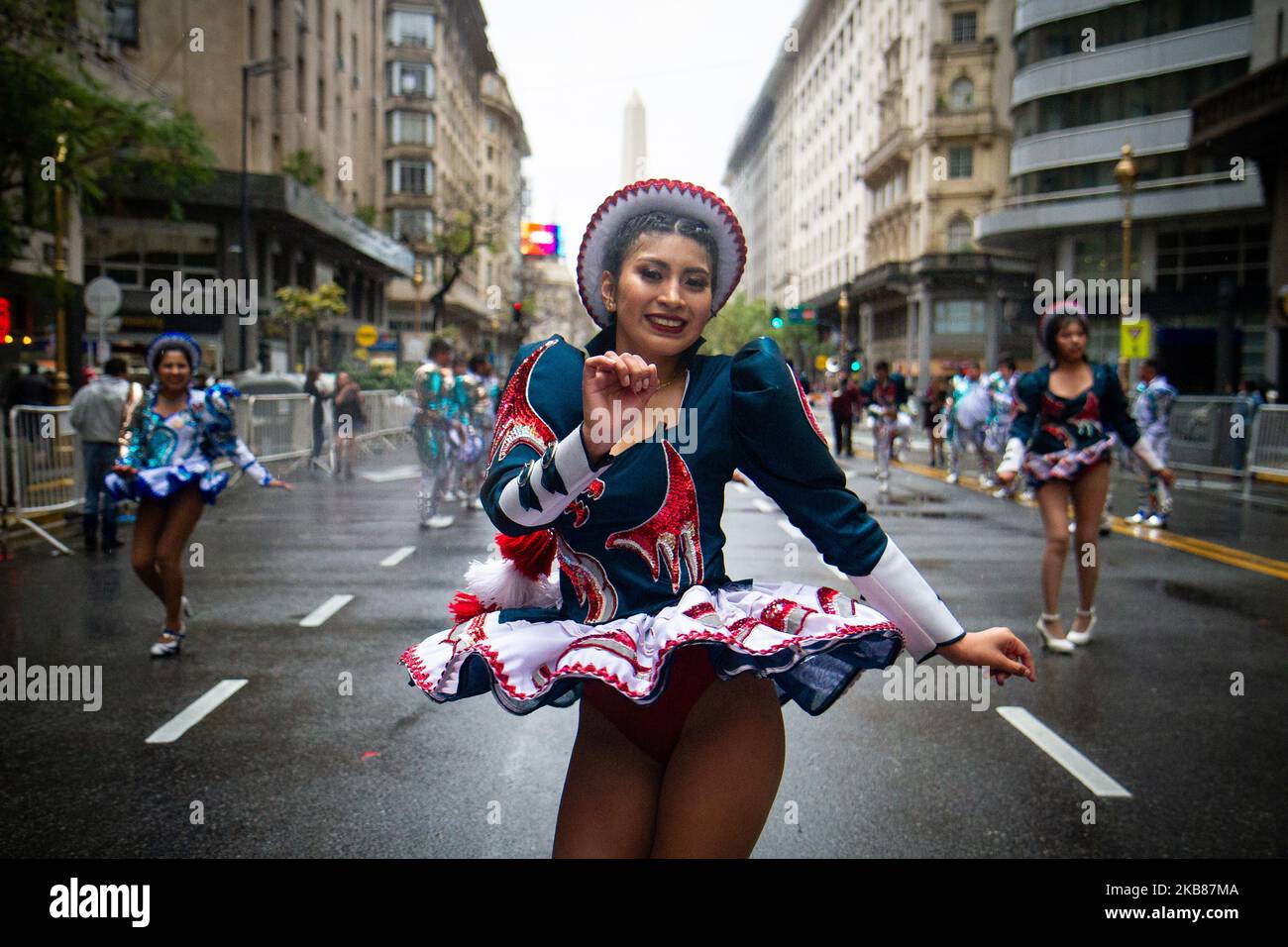 Die "XI Enter folklorica-Cultural Integration - bolivia tanzt in Argentinien" wurde am 12. Oktober 2019 in Buenos Aires, Argentinien, gefeiert. Dies ist ein Raum der Integration der Bolivianer mit den Argentiniern und mit der Welt. Mehr als 15.000 Tänzer aus 140 Bruderschaften nahmen Teil, die tanzten. Es spiegelt die Vielfalt und den kulturellen Reichtum der bolivianischen Völker und Nation wider. (Foto von Federico Rotter/NurPhoto) Stockfoto