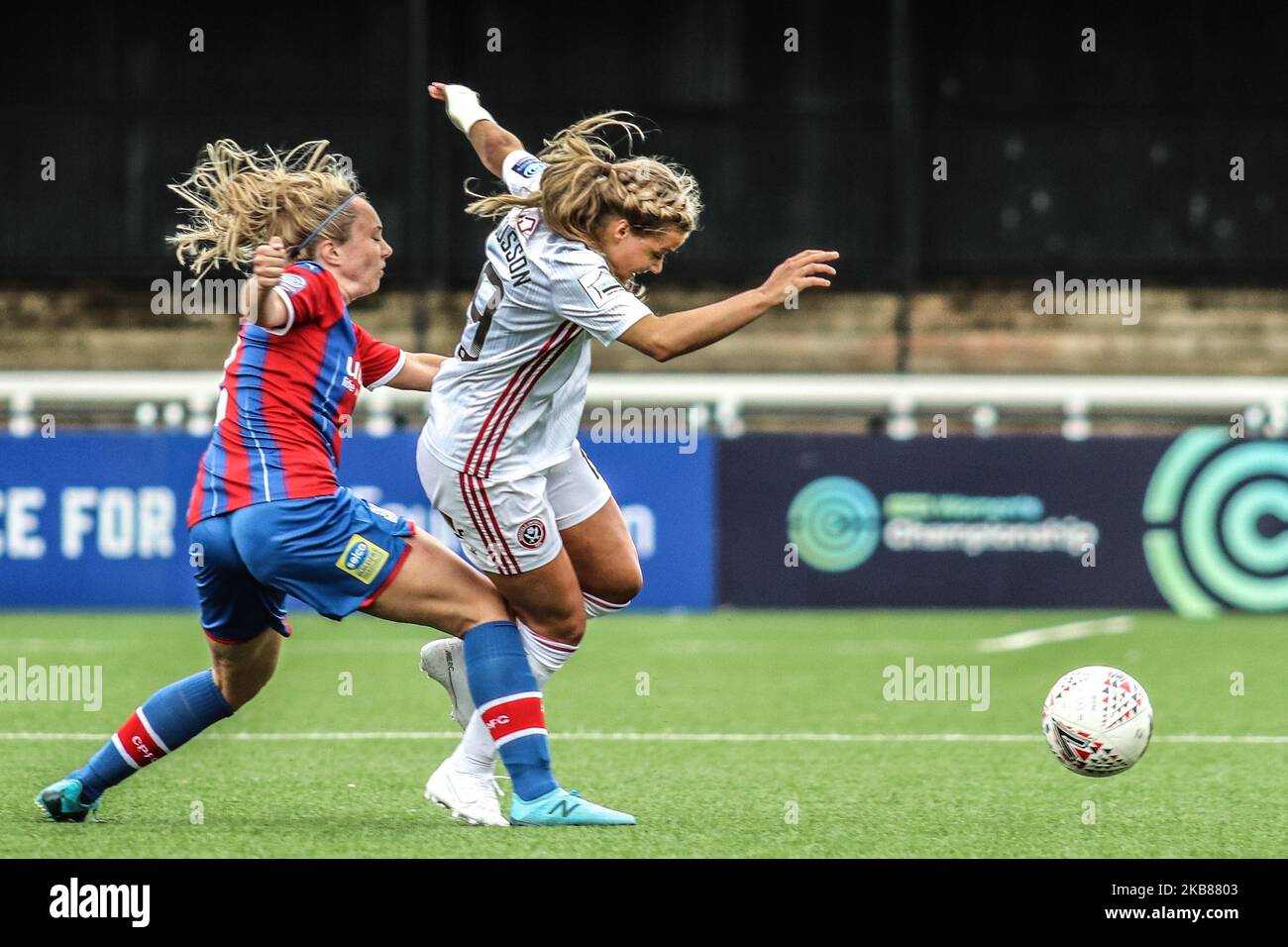 Olivia Fergusson von Sheffield United Women wird während der FA Women's Championship zwischen Crystal Palace und Sheffield United am 13. Oktober 2019 im Hayes Lane Stadium in Bromley, Großbritannien, von hinten angegangen (Foto by Action Foto Sport/NurPhoto) Stockfoto