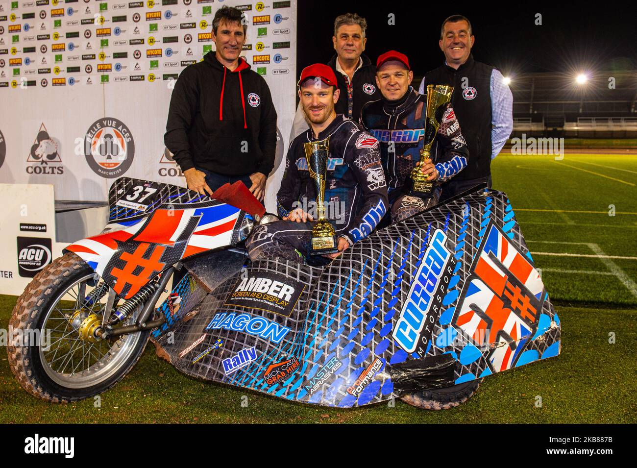 Die Gewinner Mark Cossar & Carl Pugh mit Mark Lemon, Steve Casey und Adrian Smith vom Belle Vue Speedway während des ACU Sidecar Speedway Manchester Masters, Belle Vue National Speedway Stadium, Manchester Freitag, 11. Oktober 2019 (Foto: Ian Charles/MI News/NurPhoto) Stockfoto