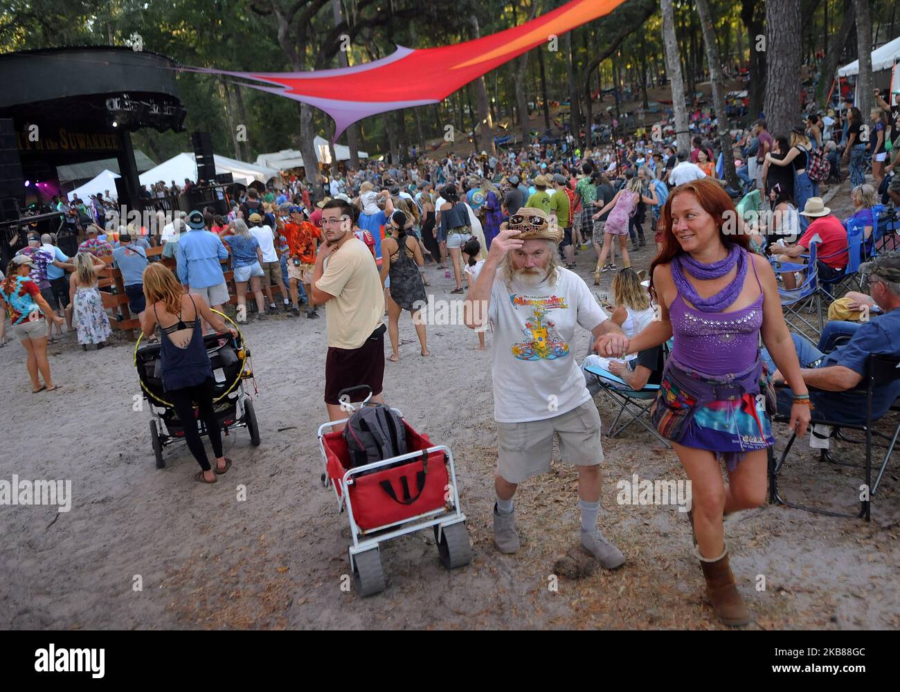 Die Menschen genießen die Musik beim jährlichen Suwannee Roots Revival Musikfestival 4. im Spirit of the Suwannee Music Park am 12. Oktober 2019 in Live Oak, Florida. (Foto von Paul Hennessy/NurPhoto) Stockfoto