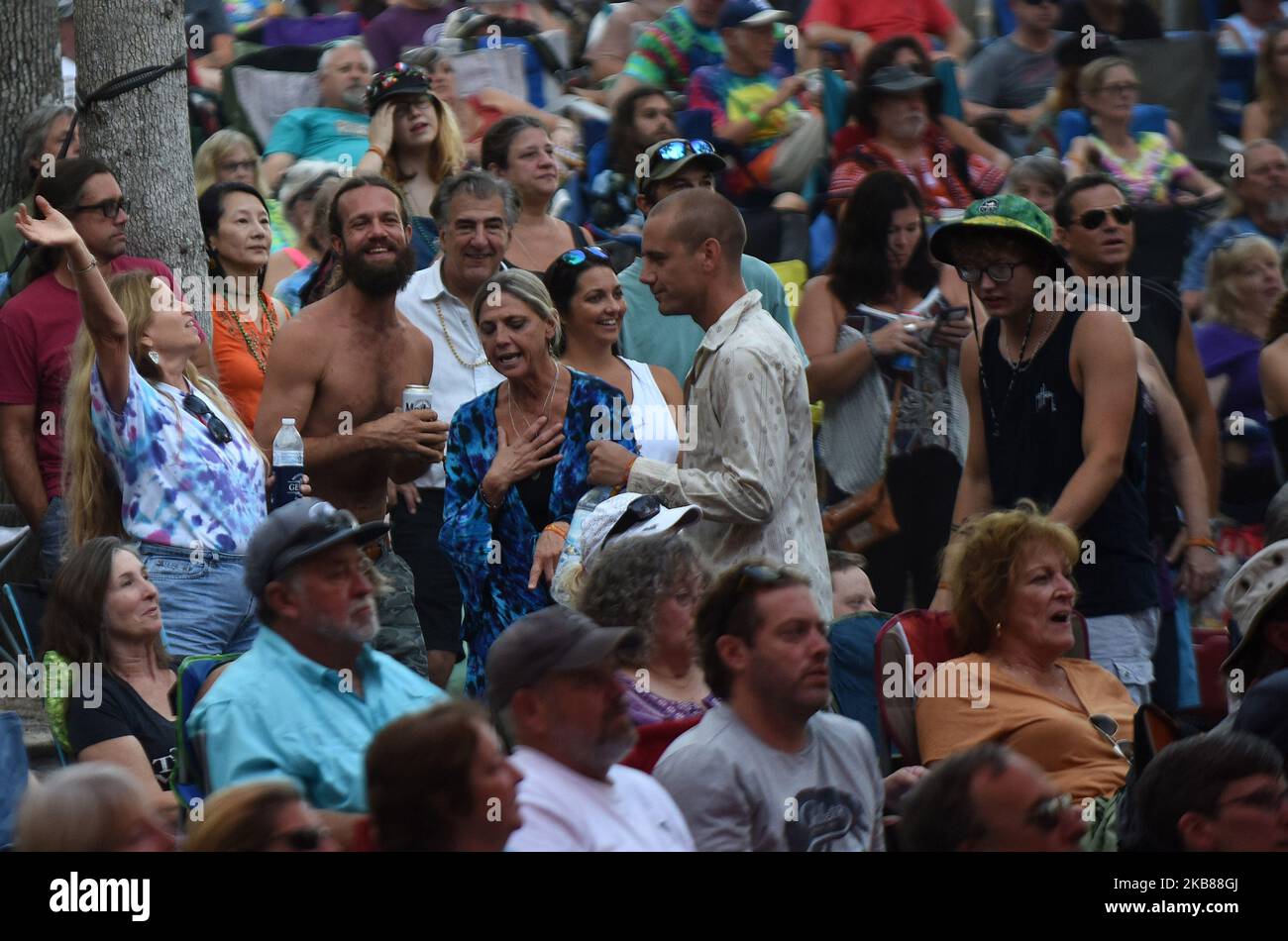 Die Menschen genießen die Musik beim jährlichen Suwannee Roots Revival Musikfestival 4. im Spirit of the Suwannee Music Park am 12. Oktober 2019 in Live Oak, Florida. (Foto von Paul Hennessy/NurPhoto) Stockfoto