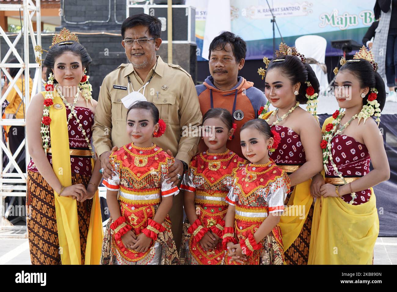 Javanesen führt traditionellen indonesischen Tanz auf Stockfoto