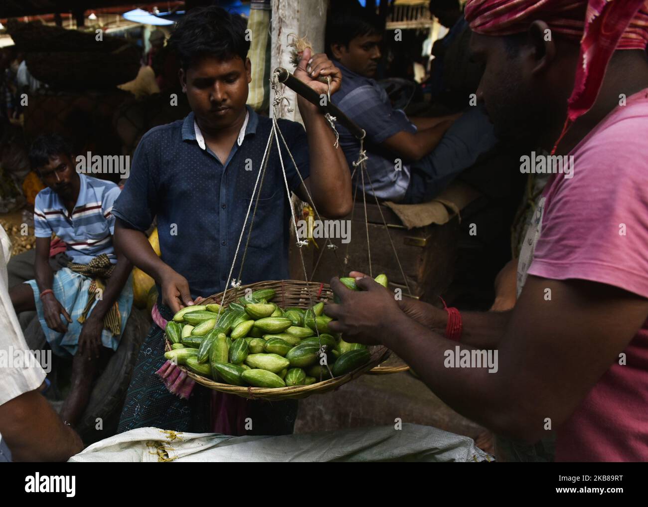 Ein Großhandelsmarkt in Kalkutta, Indien, 14. Oktober 2019. Die Inflation im Einzelhandel stieg im September aufgrund der höheren Lebensmittelpreise auf 3,99 Prozent, wie die Daten der Regierung am Montag zeigten. Dies ist laut einem indischen Medienbericht die höchste Inflationsrate im Einzelhandel, die seit Oktober 2018 erreicht wurde. (Foto von Indranil Aditya/NurPhoto) Stockfoto