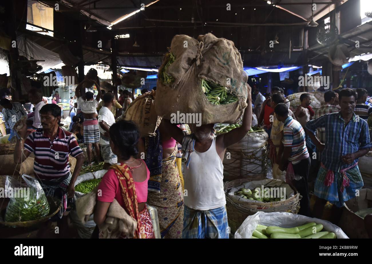 Ein Großhandelsmarkt in Kalkutta, Indien, 14. Oktober 2019. Die Inflation im Einzelhandel stieg im September aufgrund der höheren Lebensmittelpreise auf 3,99 Prozent, wie die Daten der Regierung am Montag zeigten. Dies ist laut einem indischen Medienbericht die höchste Inflationsrate im Einzelhandel, die seit Oktober 2018 erreicht wurde. (Foto von Indranil Aditya/NurPhoto) Stockfoto