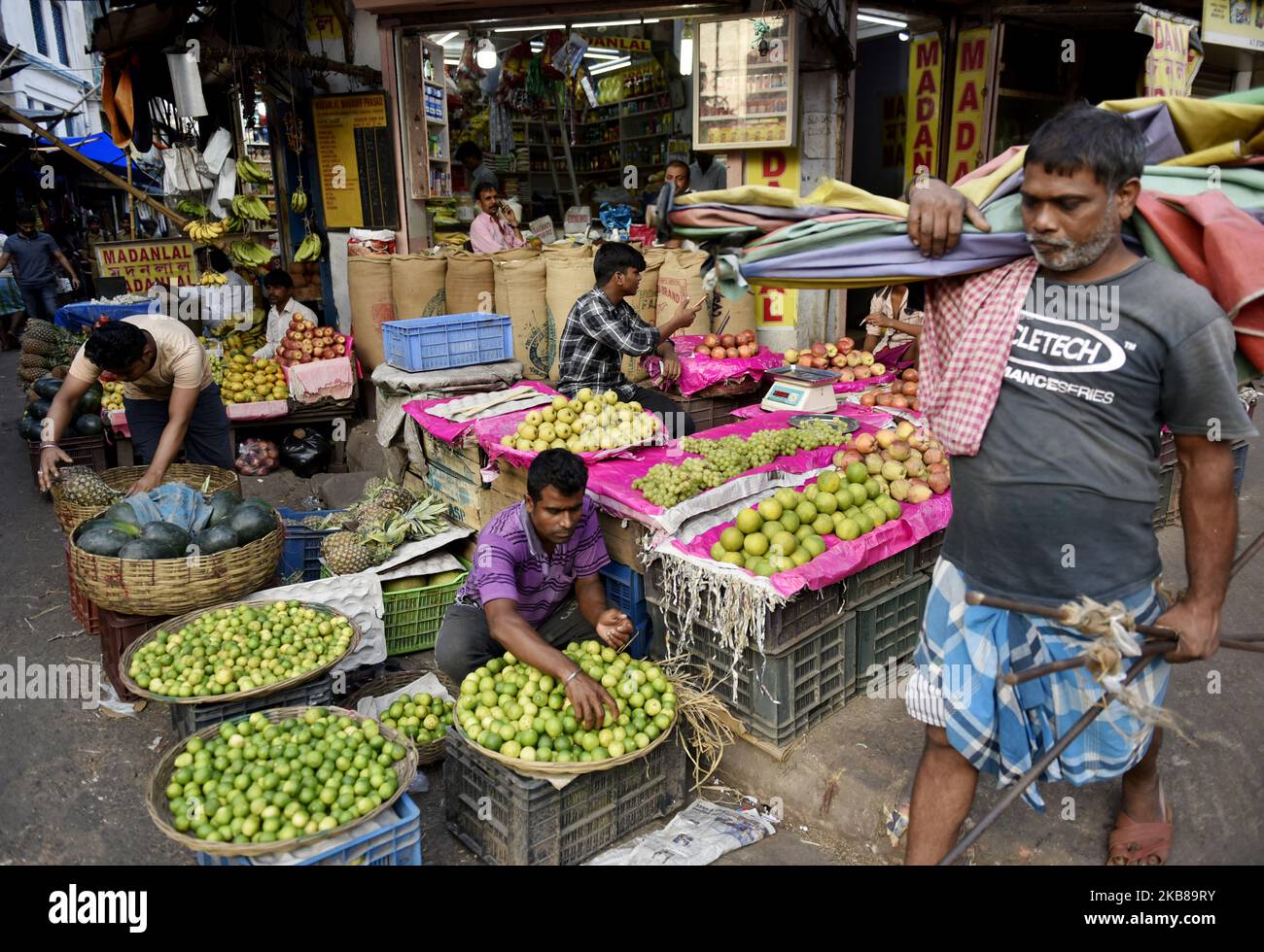 Ein Großhandelsmarkt in Kalkutta, Indien, 14. Oktober 2019. Die Inflation im Einzelhandel stieg im September aufgrund der höheren Lebensmittelpreise auf 3,99 Prozent, wie die Daten der Regierung am Montag zeigten. Dies ist laut einem indischen Medienbericht die höchste Inflationsrate im Einzelhandel, die seit Oktober 2018 erreicht wurde. (Foto von Indranil Aditya/NurPhoto) Stockfoto