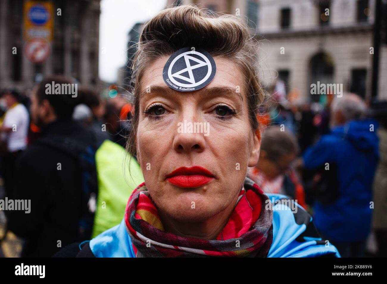 Ein Mitglied der Klimaschutzbewegung Extinction Rebellion (XR) posiert für ein Foto während einer Blockade der Bank Junction vor der Bank of England im Finanzzentrum von London, England, am 14. Oktober 2019. Heute begann die zweite Woche in Folge mit Protestaktionen von XR-Mitgliedern, die in London versammelt waren, von denen seit letztem Montag mehr als 1.400 in der Stadt wegen ihrer bekennenden gewaltlosen Aufbruchtlosigkeit verhaftet wurden. Verhaftungen werden von der Gruppe als eine Schlüsseltaktik angesehen, die darauf ausgelegt ist, die Publizität und die Störung zu maximieren und so den Druck auf die politischen Führer zu verstärken, weiter zu gehen Stockfoto