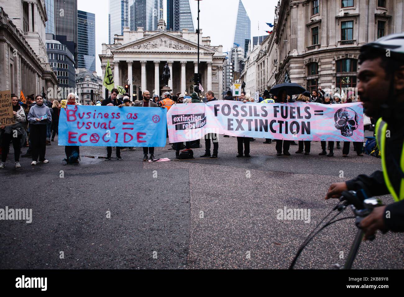 Mitglieder der Aktivistenbewegung Extinction Rebellion (XR) blockieren am 14. Oktober 2019 die Bankverbindung vor der Bank of England im Finanzzentrum von London, England. Heute begann die zweite Woche in Folge mit Protestaktionen von XR-Mitgliedern, die in London versammelt waren, von denen seit letztem Montag mehr als 1.400 in der Stadt wegen ihrer bekennenden gewaltlosen Aufbruchtlosigkeit verhaftet wurden. Verhaftungen werden von der Gruppe als eine Schlüsseltaktik angesehen, die darauf ausgelegt ist, die Öffentlichkeit und Störungen zu maximieren und so den Druck auf die politischen Führer zu intensivieren, weitere und schnellere Maßnahmen gegen das Klima zu ergreifen Stockfoto