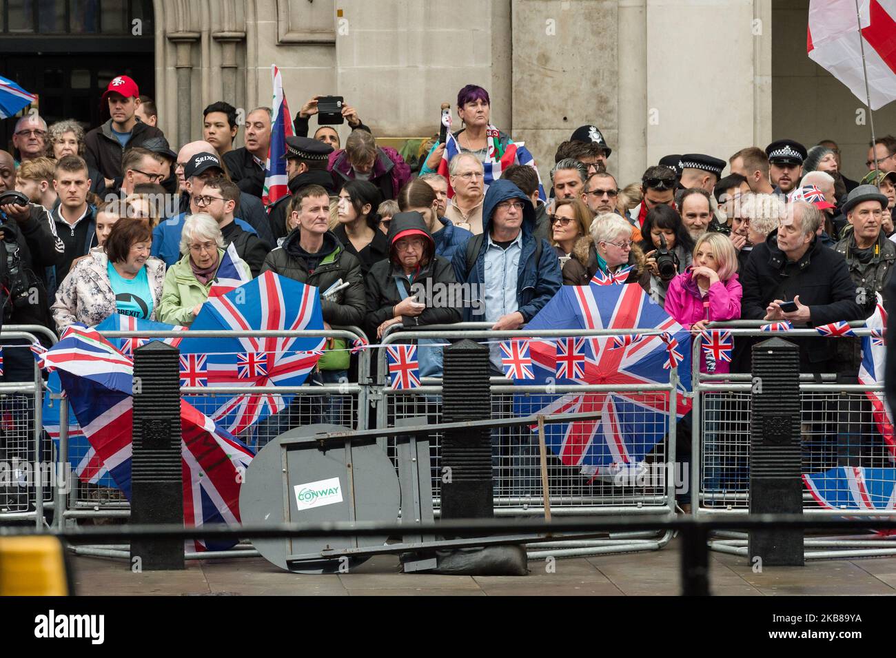Befürworter des Brexit protestieren während der Staatseröffnung des Parlaments, während die britische Königin Elizabeth II. Am 14. Oktober 2019 in London, England, in die Houses of Parliament reist, um die Rede der Königin zu halten. (Foto von Wiktor Szymanowicz/NurPhoto) Stockfoto