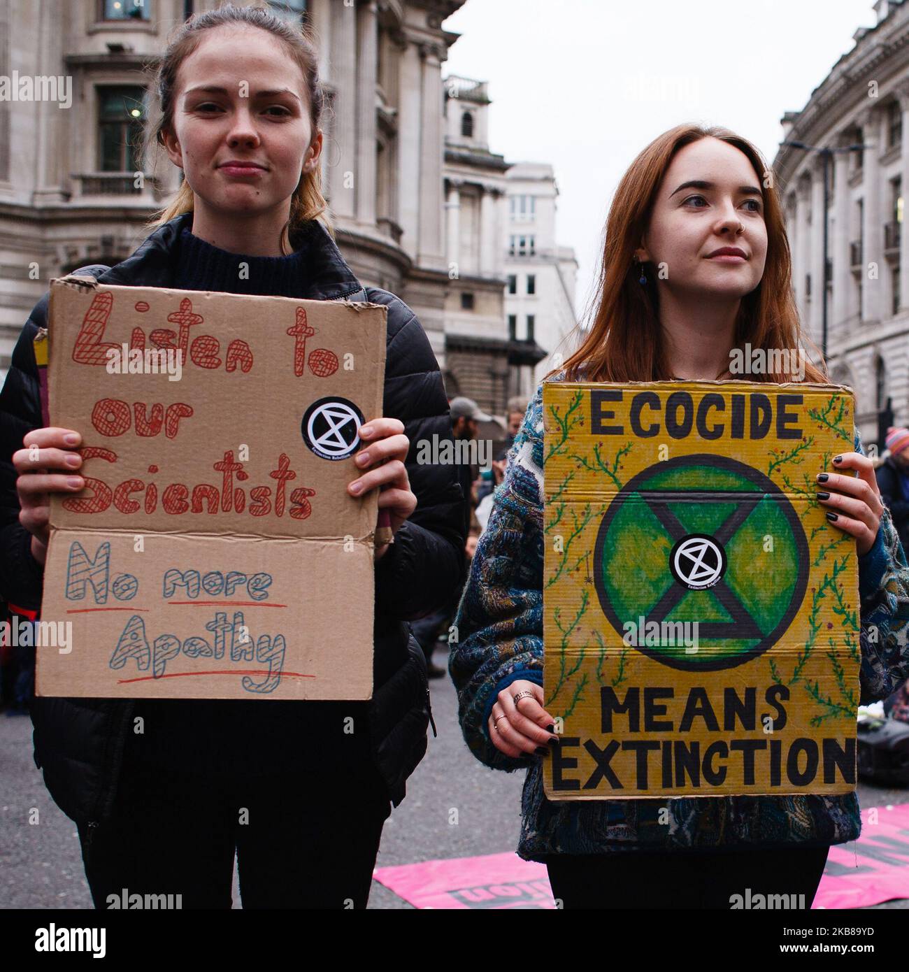 Mitglieder der Aktivistenbewegung Extinction Rebellion (XR) blockieren am 14. Oktober 2019 die Bankverbindung vor der Bank of England im Finanzzentrum von London, England. Heute begann die zweite Woche in Folge mit Protestaktionen von XR-Mitgliedern, die in London versammelt waren, von denen seit letztem Montag mehr als 1.400 in der Stadt wegen ihrer bekennenden gewaltlosen Aufbruchtlosigkeit verhaftet wurden. Verhaftungen werden von der Gruppe als eine Schlüsseltaktik angesehen, die darauf ausgelegt ist, die Öffentlichkeit und Störungen zu maximieren und so den Druck auf die politischen Führer zu intensivieren, weitere und schnellere Maßnahmen gegen das Klima zu ergreifen Stockfoto