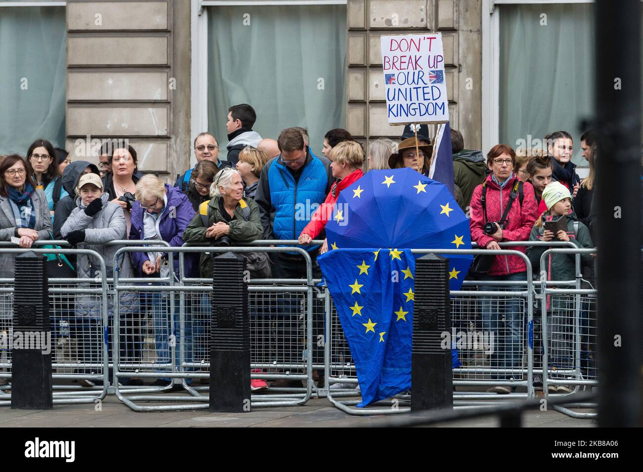 Anti-Brexit-Anhänger protestieren während der Staatseröffnung des Parlaments, während die britische Königin Elizabeth II. Am 14. Oktober 2019 in London, England, in das Parlamentsgebäude reist, um die Rede der Königin zu halten. (Foto von Wiktor Szymanowicz/NurPhoto) Stockfoto