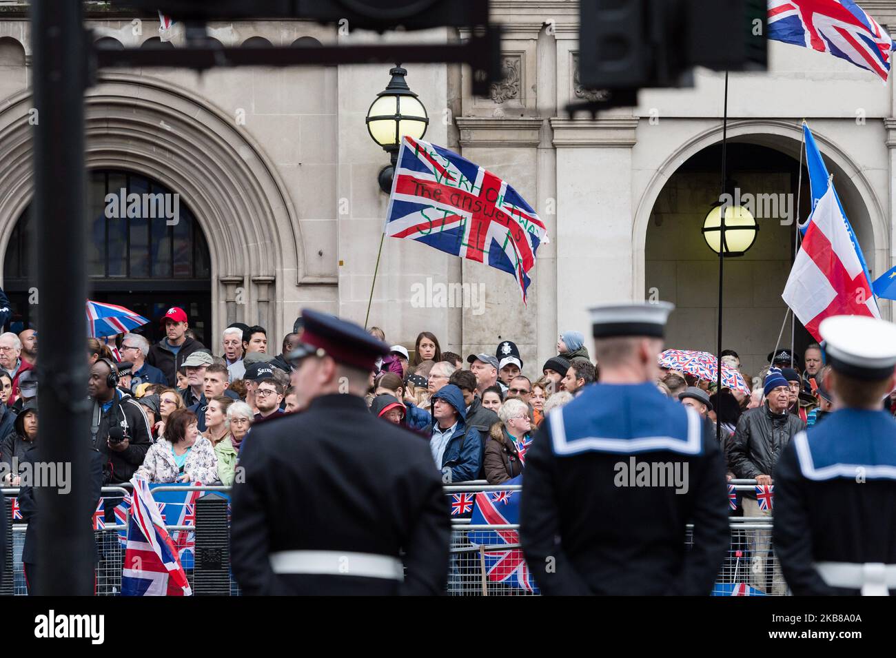 Befürworter des Brexit protestieren während der Staatseröffnung des Parlaments, während die britische Königin Elizabeth II. Am 14. Oktober 2019 in London, England, in die Houses of Parliament reist, um die Rede der Königin zu halten. (Foto von Wiktor Szymanowicz/NurPhoto) Stockfoto