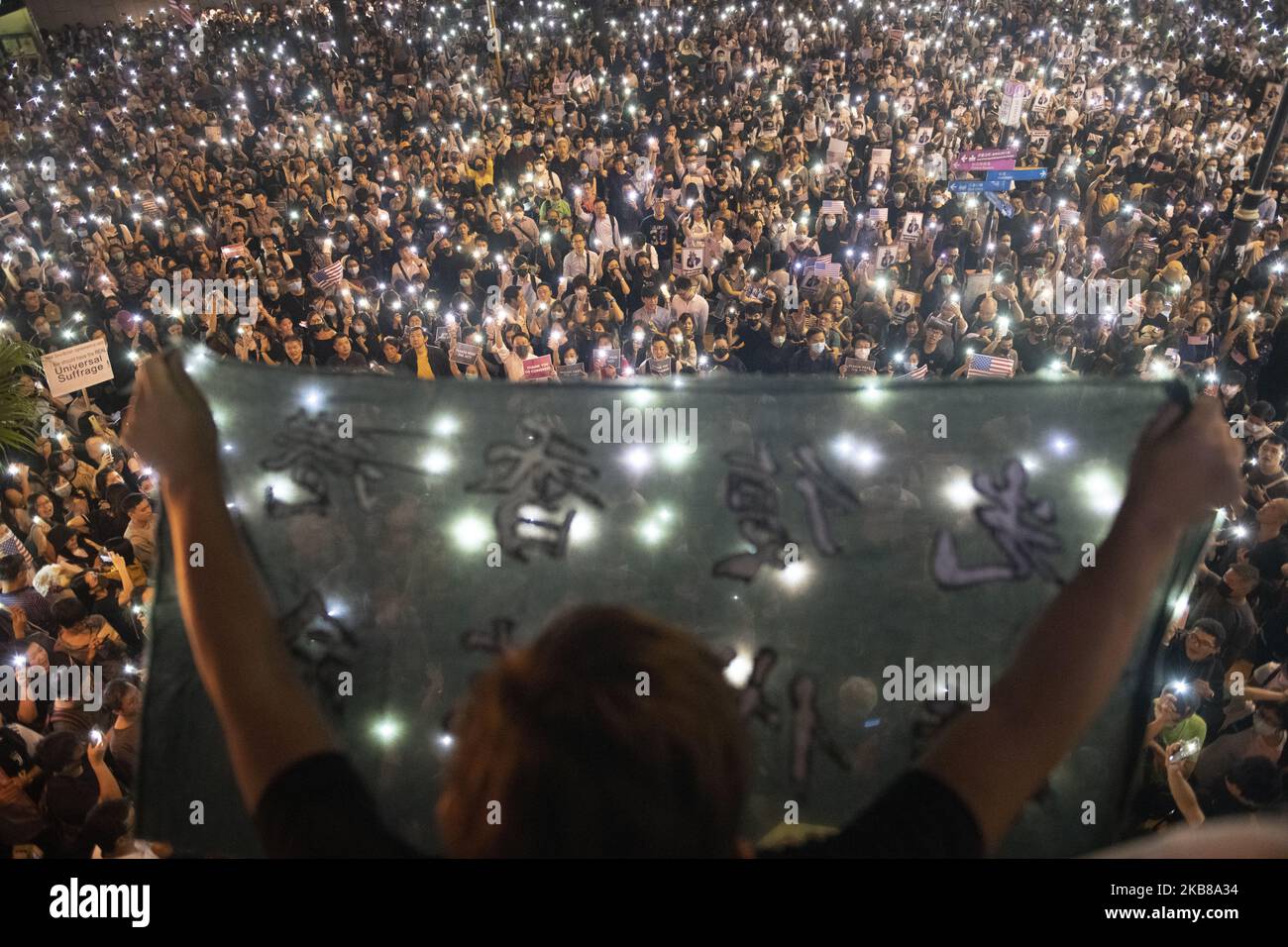 Während einer Kundgebung in Hongkong, China, am 14. Oktober 2019, wird ein Protestler gesehen, der eine schwarze Flagge mit der Aufschrift Free HK auf Chinesisch hält. Demonstranten versammelten sich im zentralen Bezirk der Stadt zu einer von der Polizei genehmigten Kundgebung zur Unterstützung des Hongkonger Gesetzes über Menschenrechte und Demokratie, einem Gesetz, das in den USA vorgeschlagen wurde, Sanktionen gegen die Stadt zu verhängen. (Foto von Vernon Yuen/NurPhoto) Stockfoto